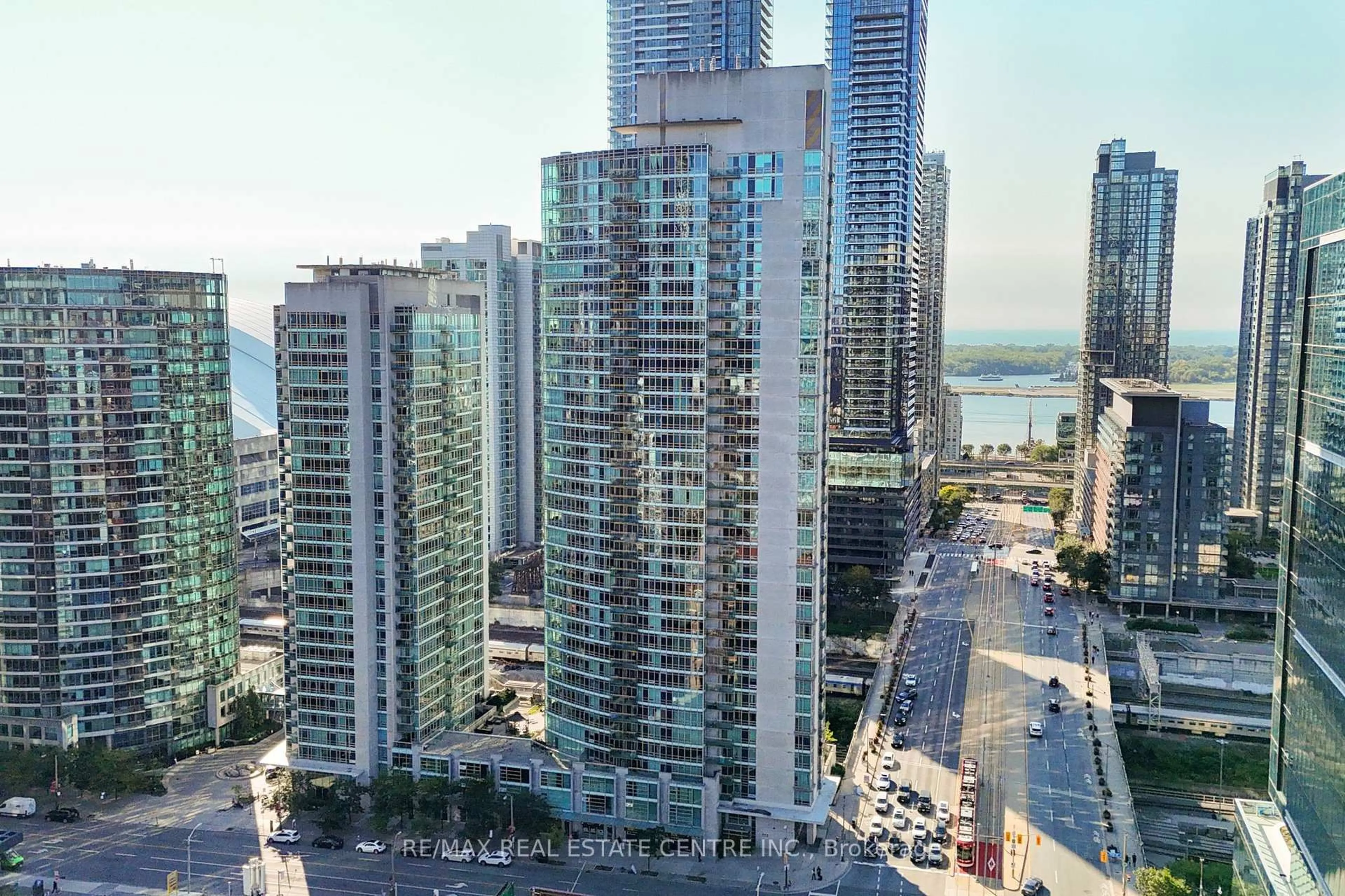 A pic from outside/outdoor area/front of a property/back of a property/a pic from drone, city buildings view from balcony for 397 Front St #1010, Toronto Ontario M5V 3S1