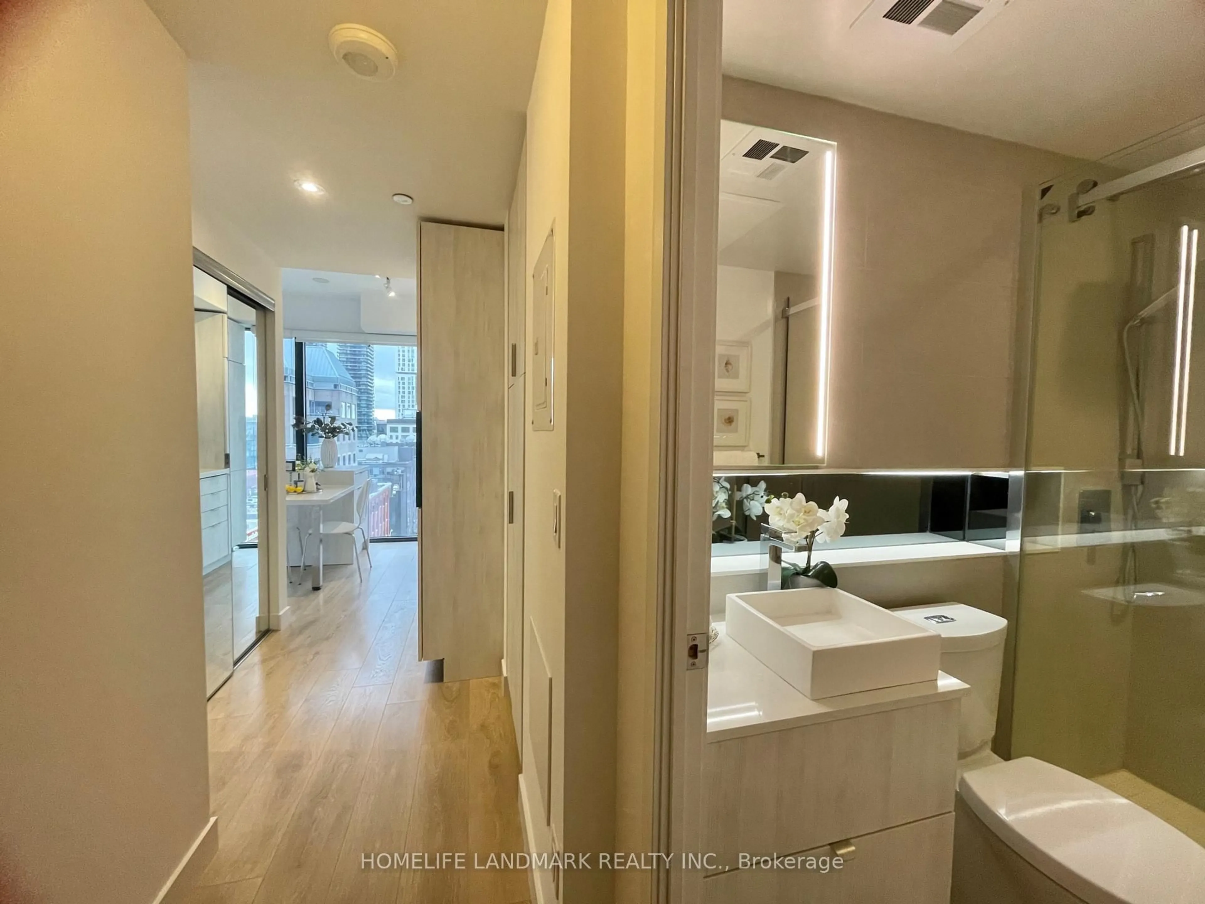 Contemporary bathroom, ceramic/tile floor for 215 Queen St #1001, Toronto Ontario M5V 0P5