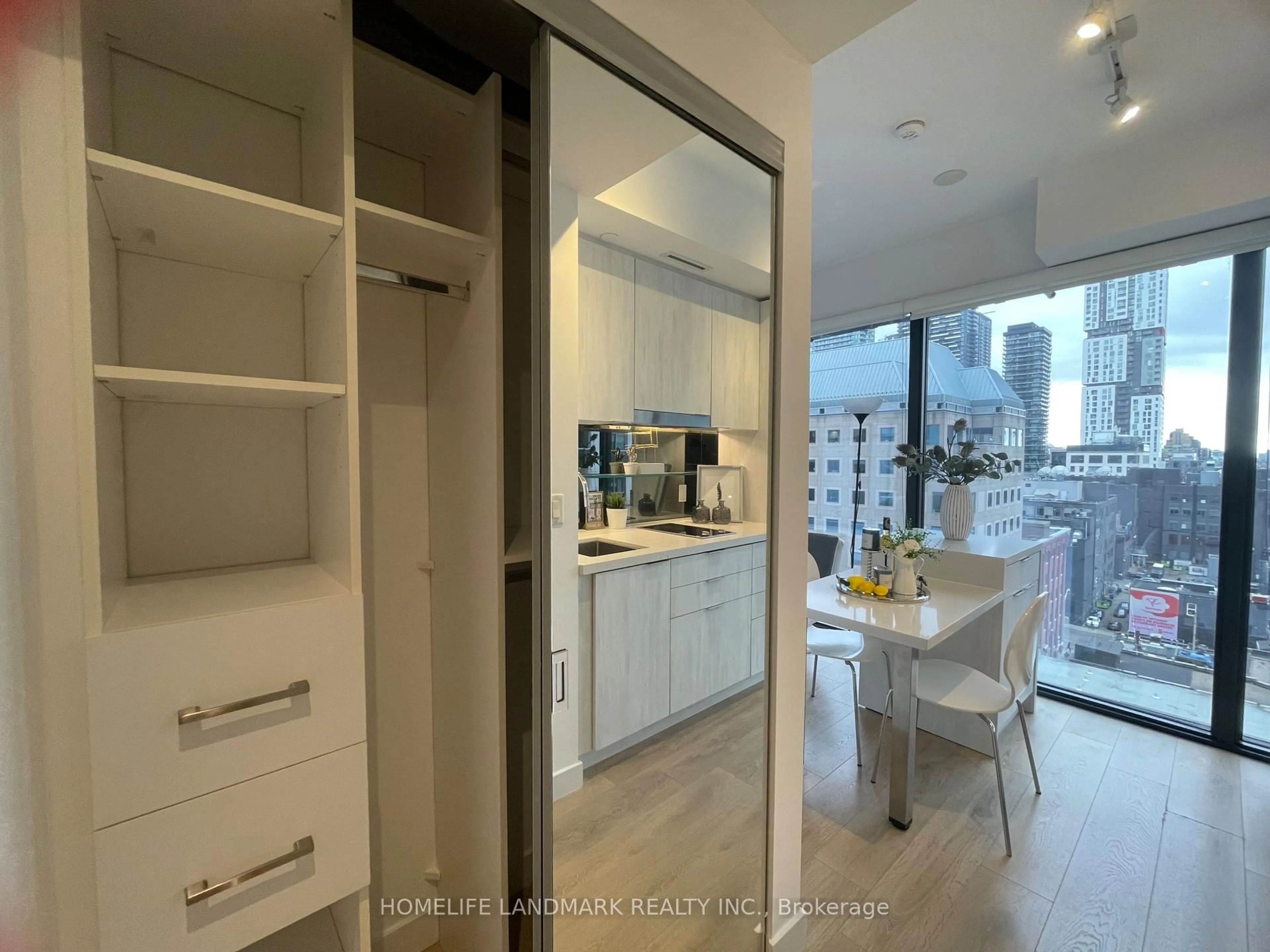 Unknown for 215 Queen St #1001, Toronto Ontario M5V 0P5