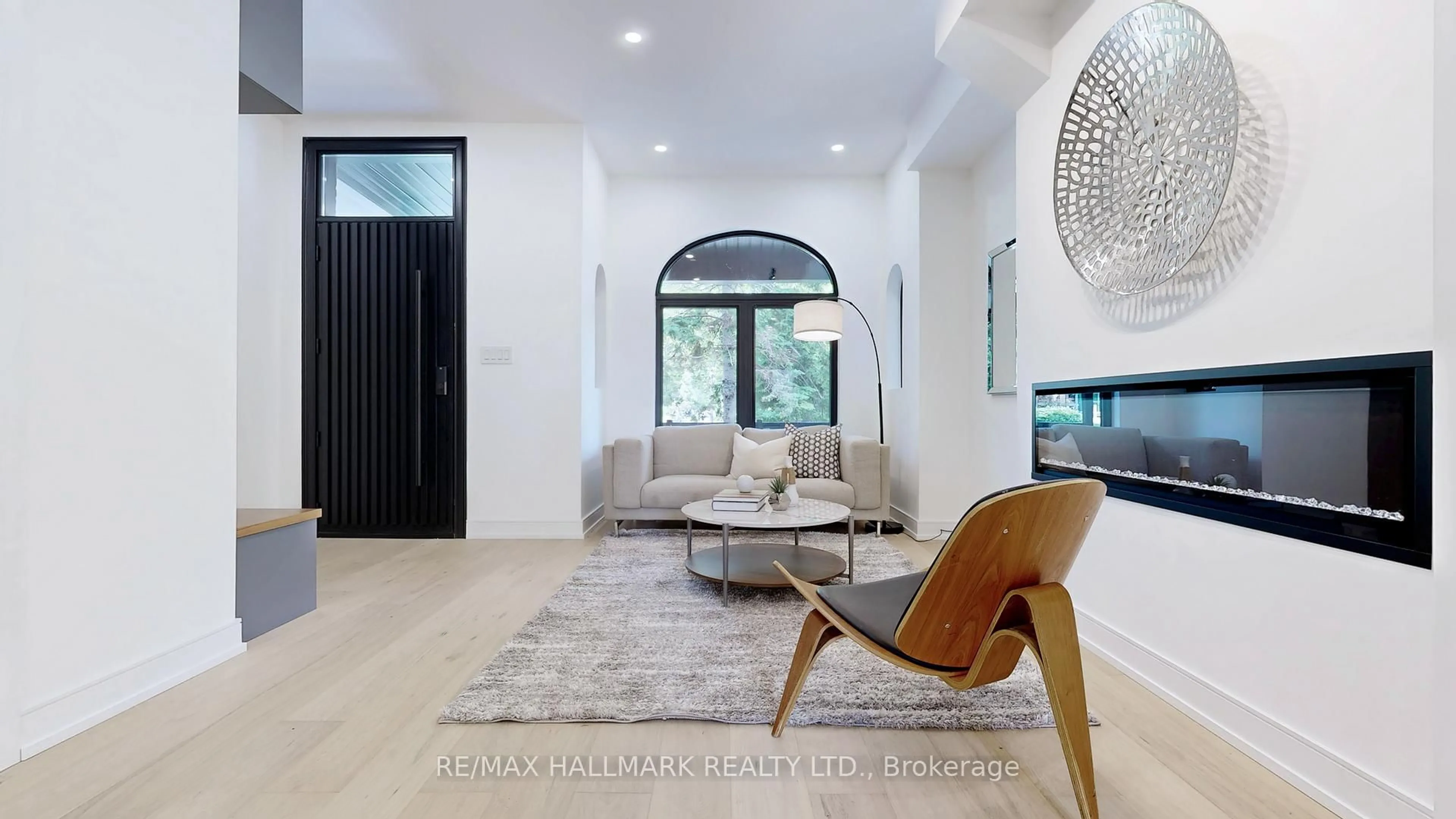 Indoor entryway for 122 Crawford St, Toronto Ontario M6J 2V4