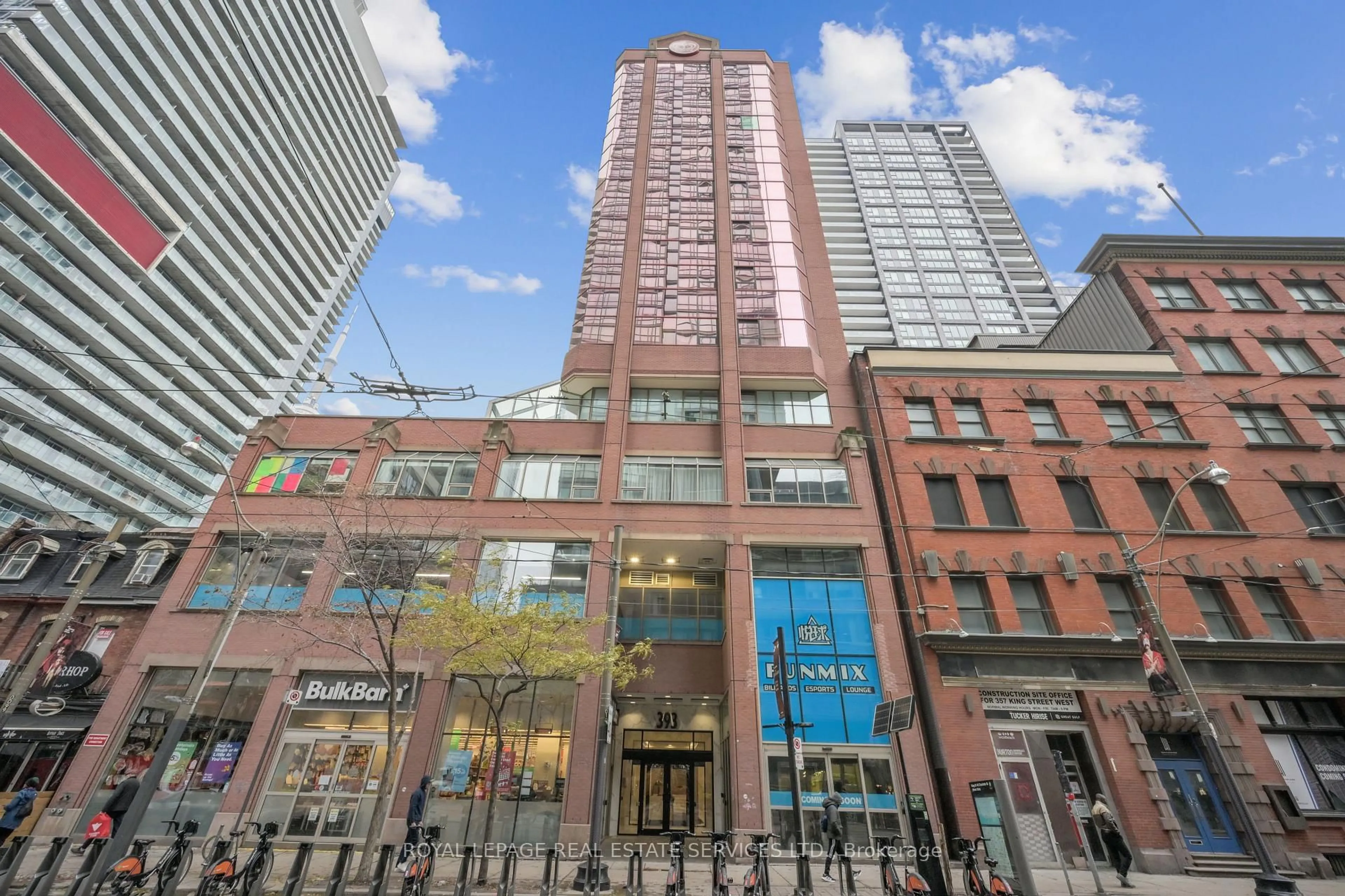 Indoor foyer for 393 King St #904, Toronto Ontario M5V 3G8