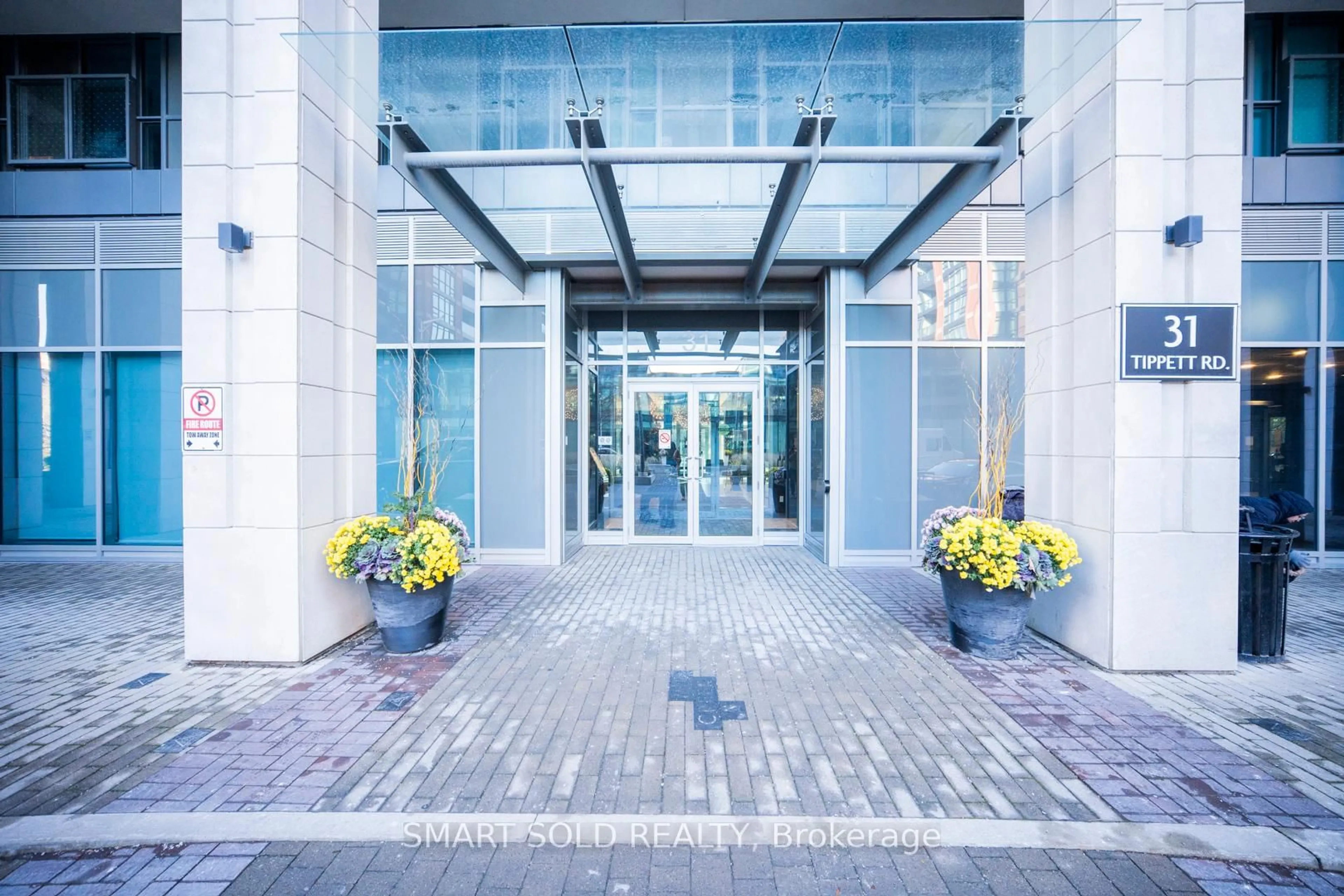 Indoor foyer for 31 Tippett Rd #207, Toronto Ontario M3H 2V1