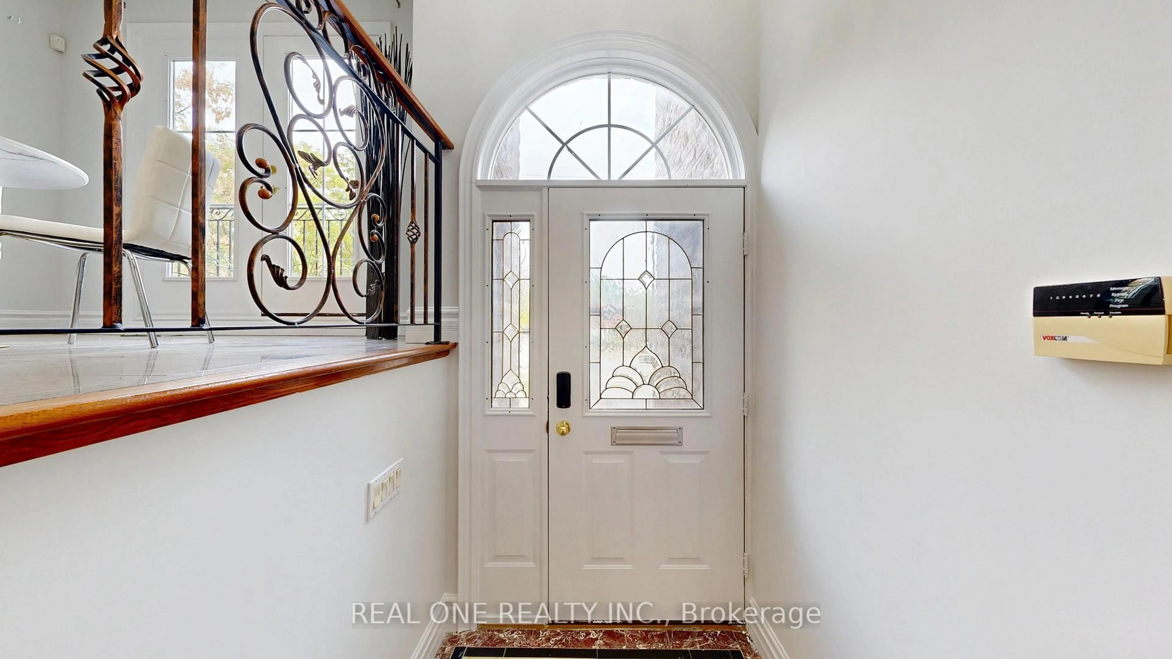 Indoor entryway for 299 Finch Ave, Toronto Ontario M2N 4S3