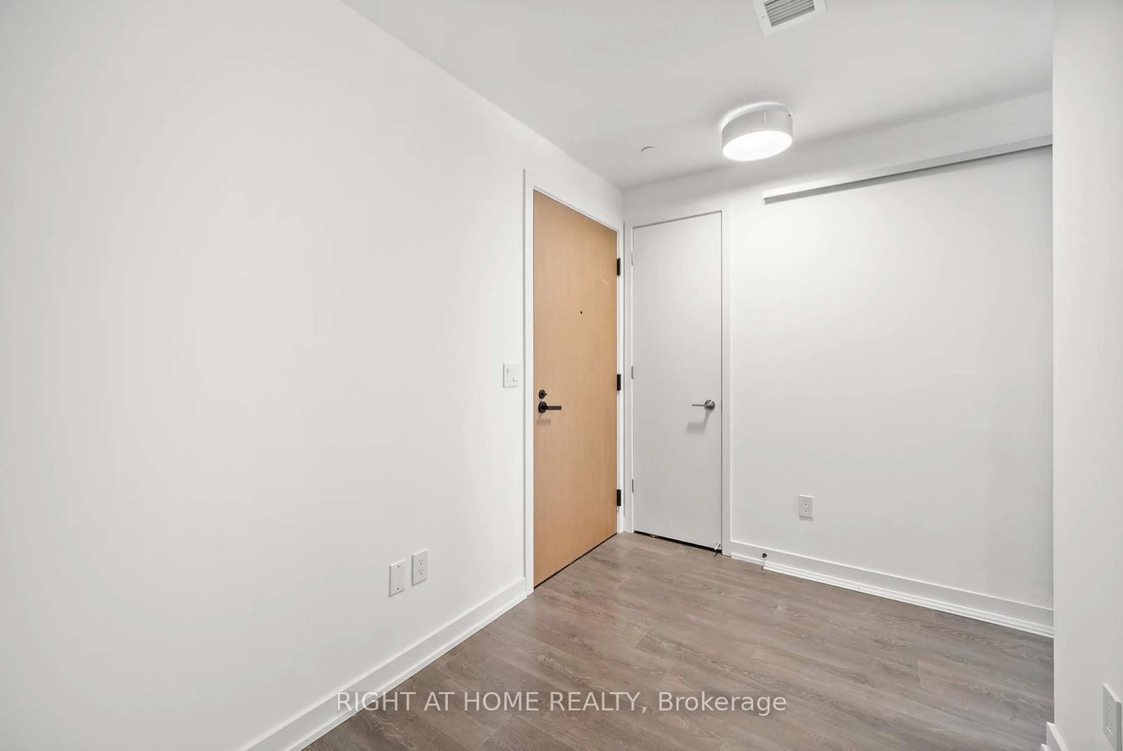 Indoor entryway for 8 Tippett Rd #607, Toronto Ontario M3H 0E7