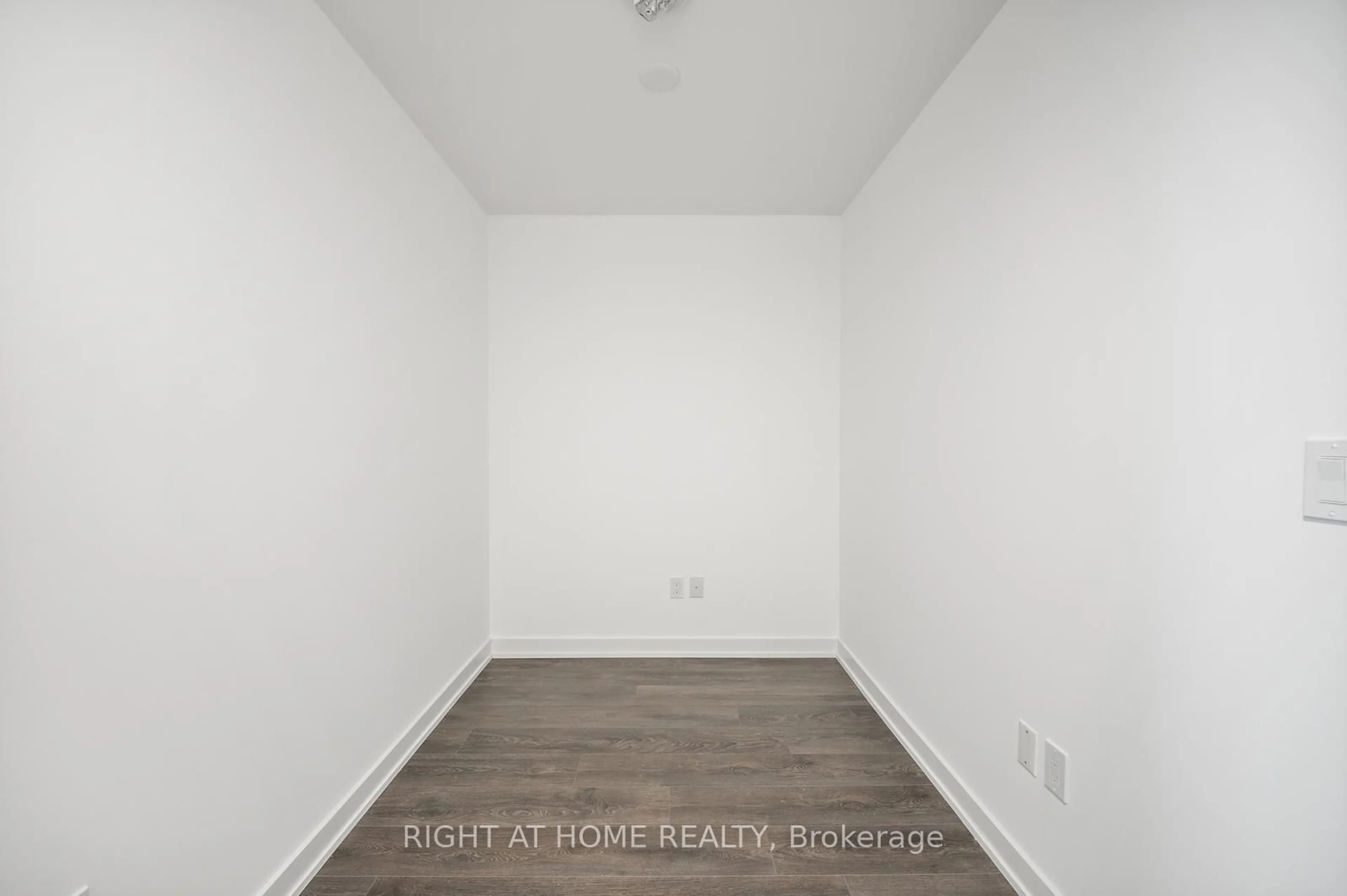 A pic of a room for 8 Tippett Rd #607, Toronto Ontario M3H 0E7