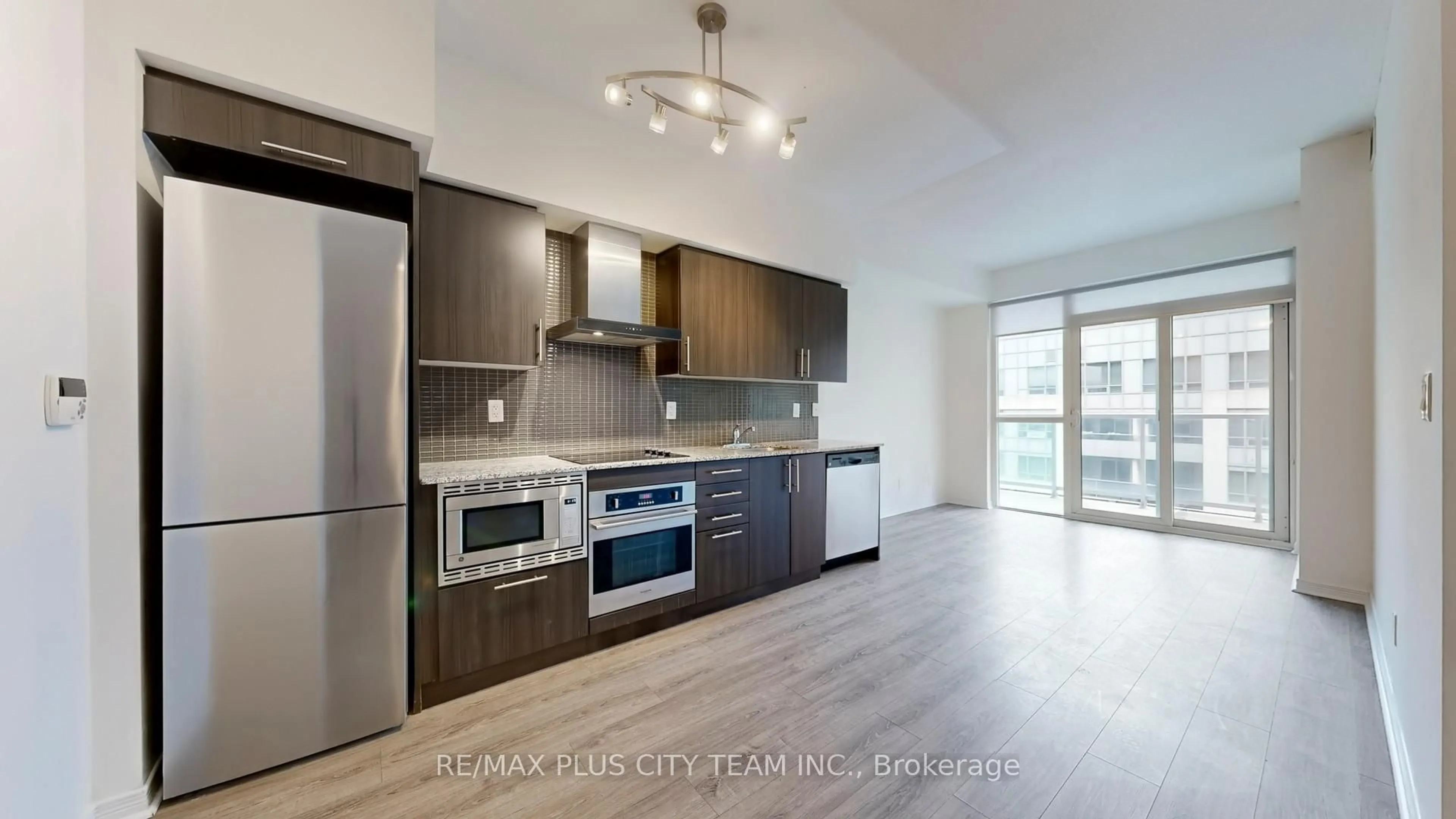 Open concept kitchen, wood/laminate floor for 352 Front St #1818, Toronto Ontario M5V 0K3