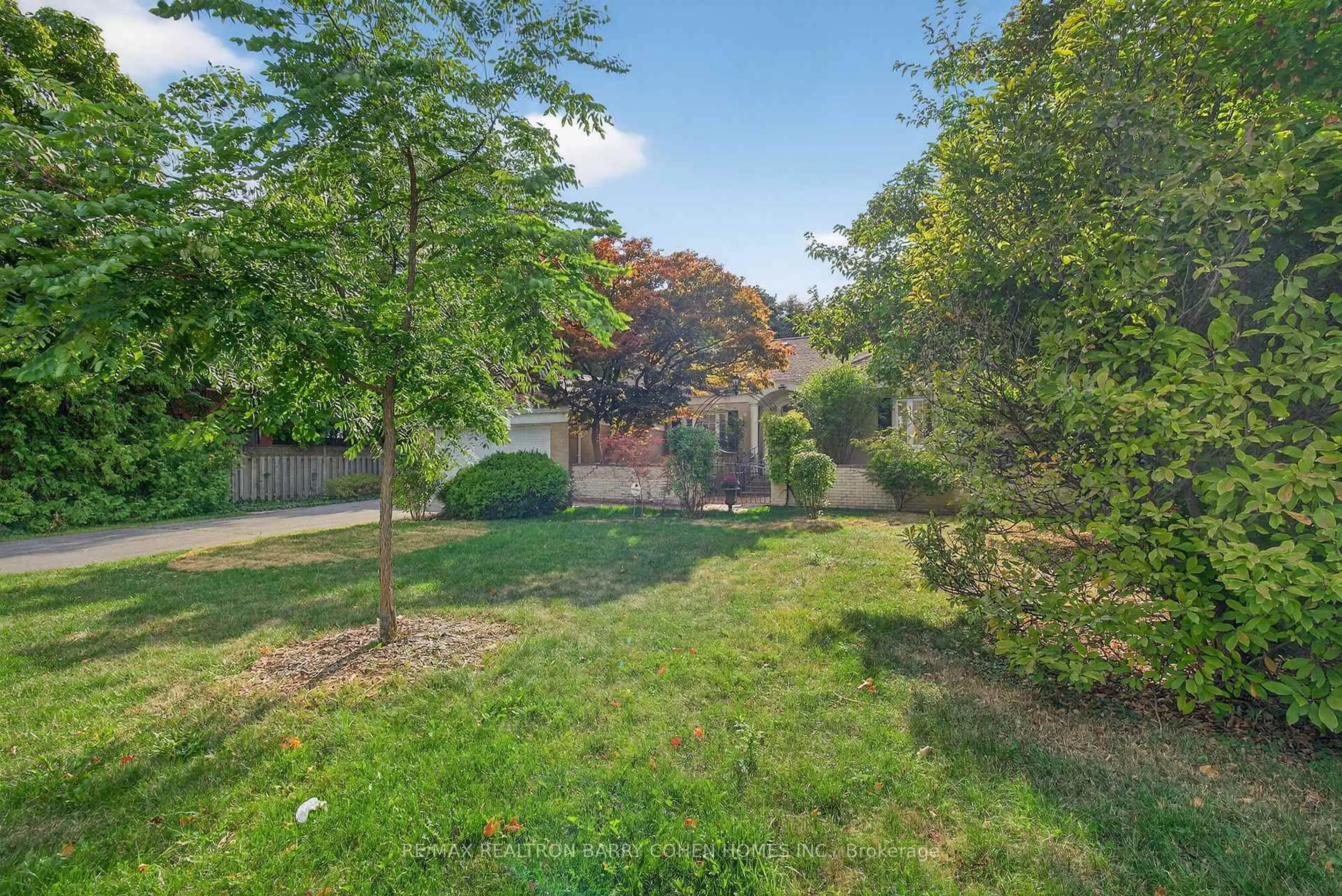 A pic from outside/outdoor area/front of a property/back of a property/a pic from drone, unknown for 6 Gerald St, Toronto Ontario M2L 2M5