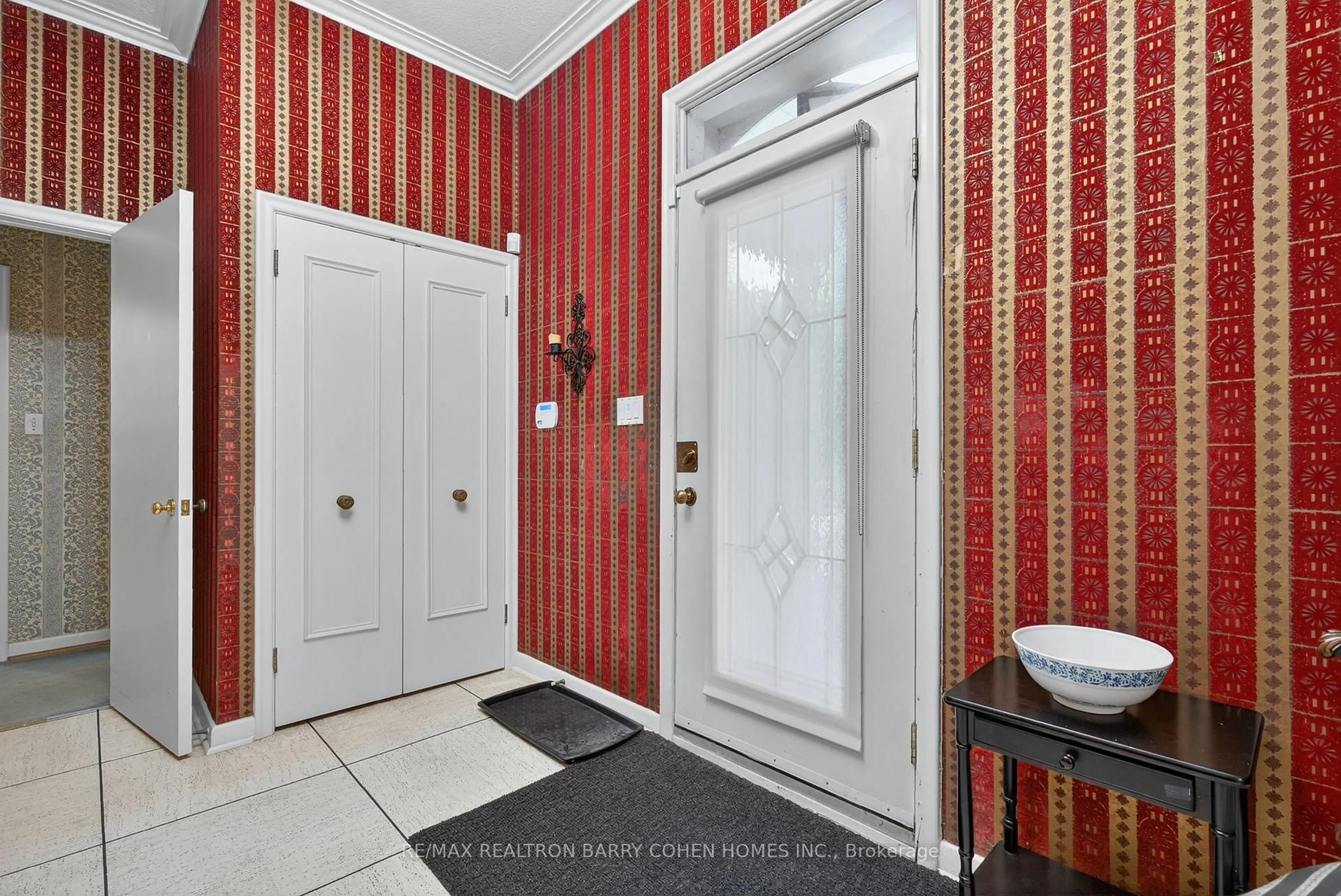 Indoor foyer for 6 Gerald St, Toronto Ontario M2L 2M5