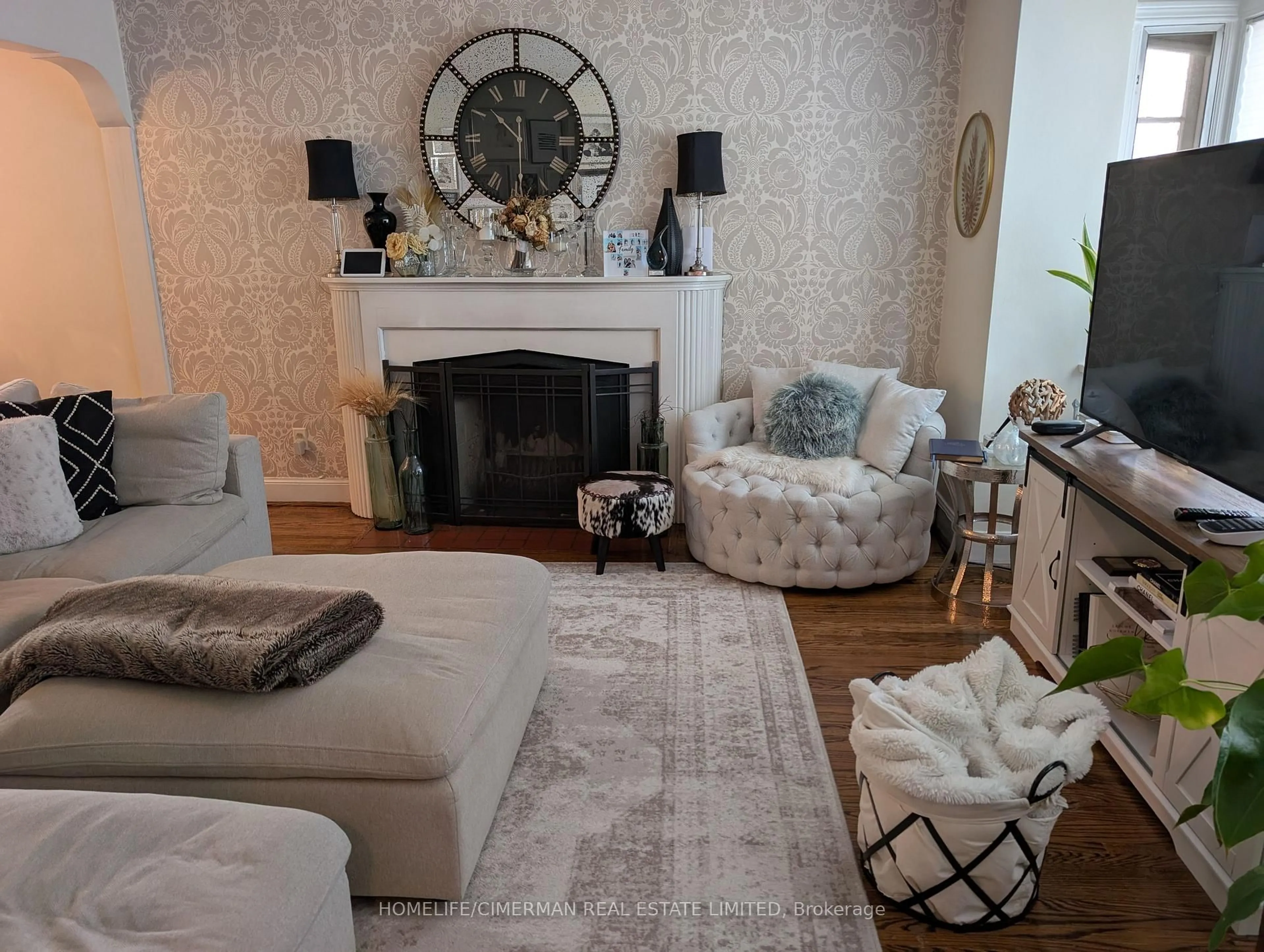 Living room with furniture, unknown for 174 Falkirk St, Toronto Ontario M5M 4K6