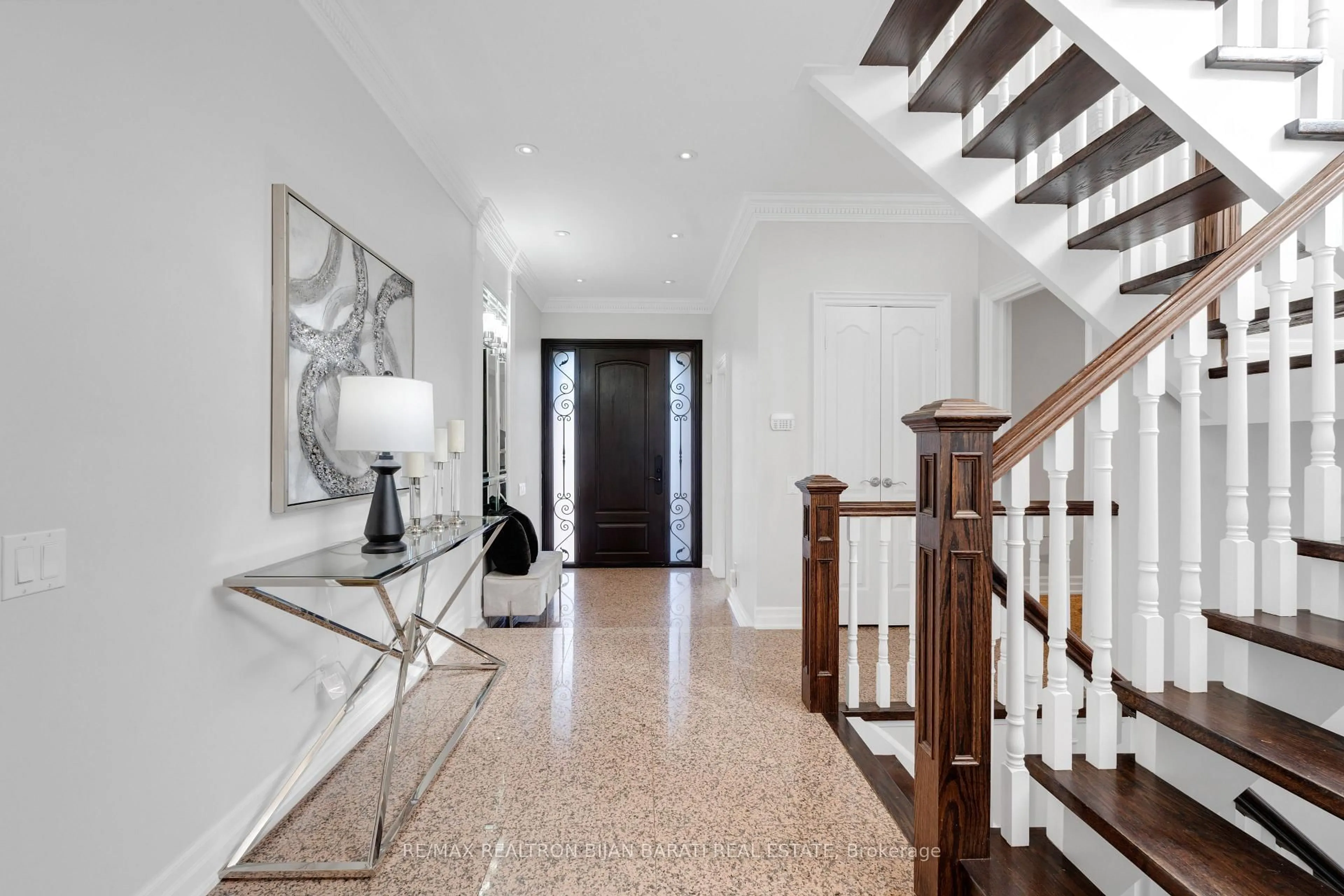 Indoor entryway for 384 Hillcrest Ave, Toronto Ontario M2N 3R1