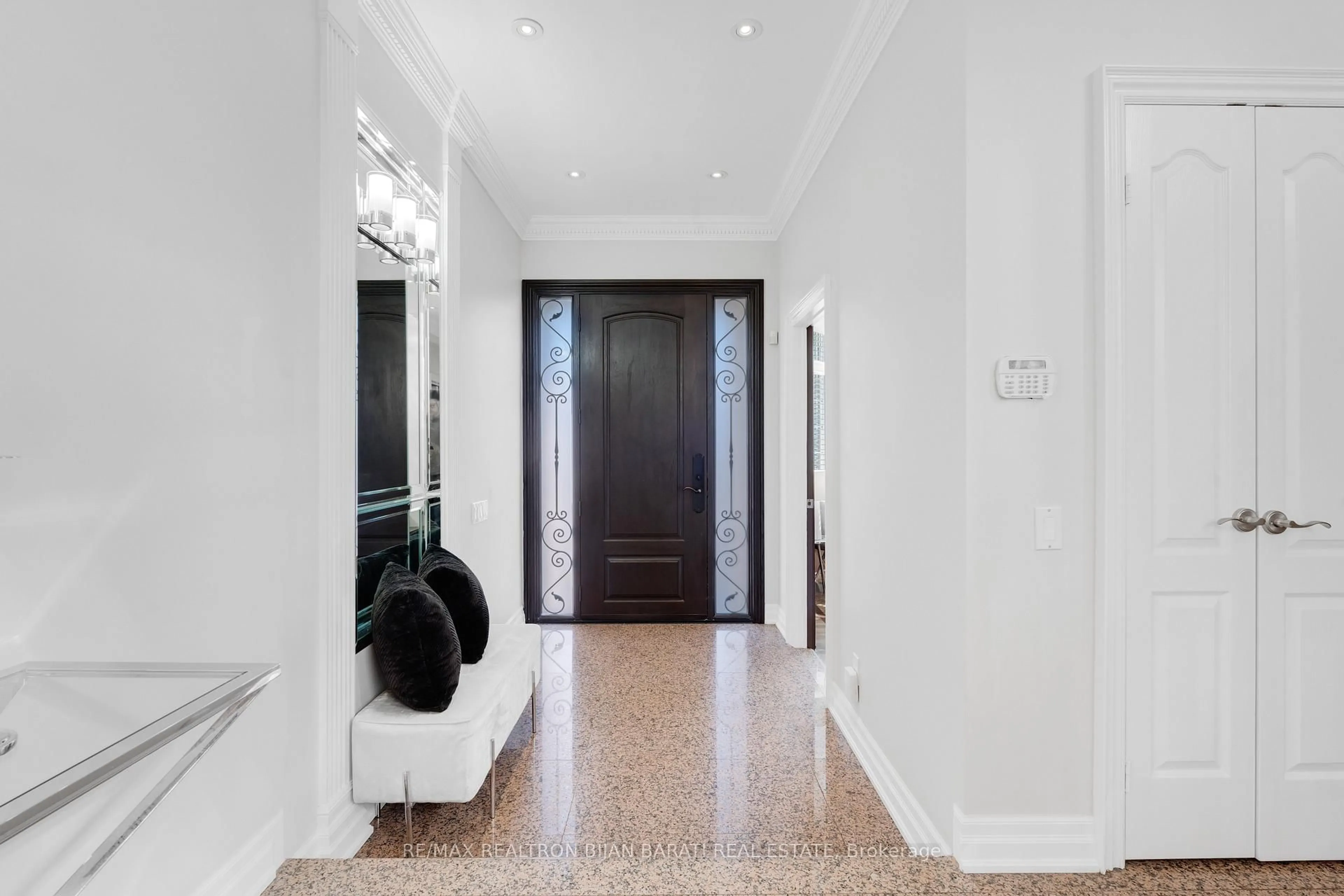 Indoor foyer for 384 Hillcrest Ave, Toronto Ontario M2N 3R1