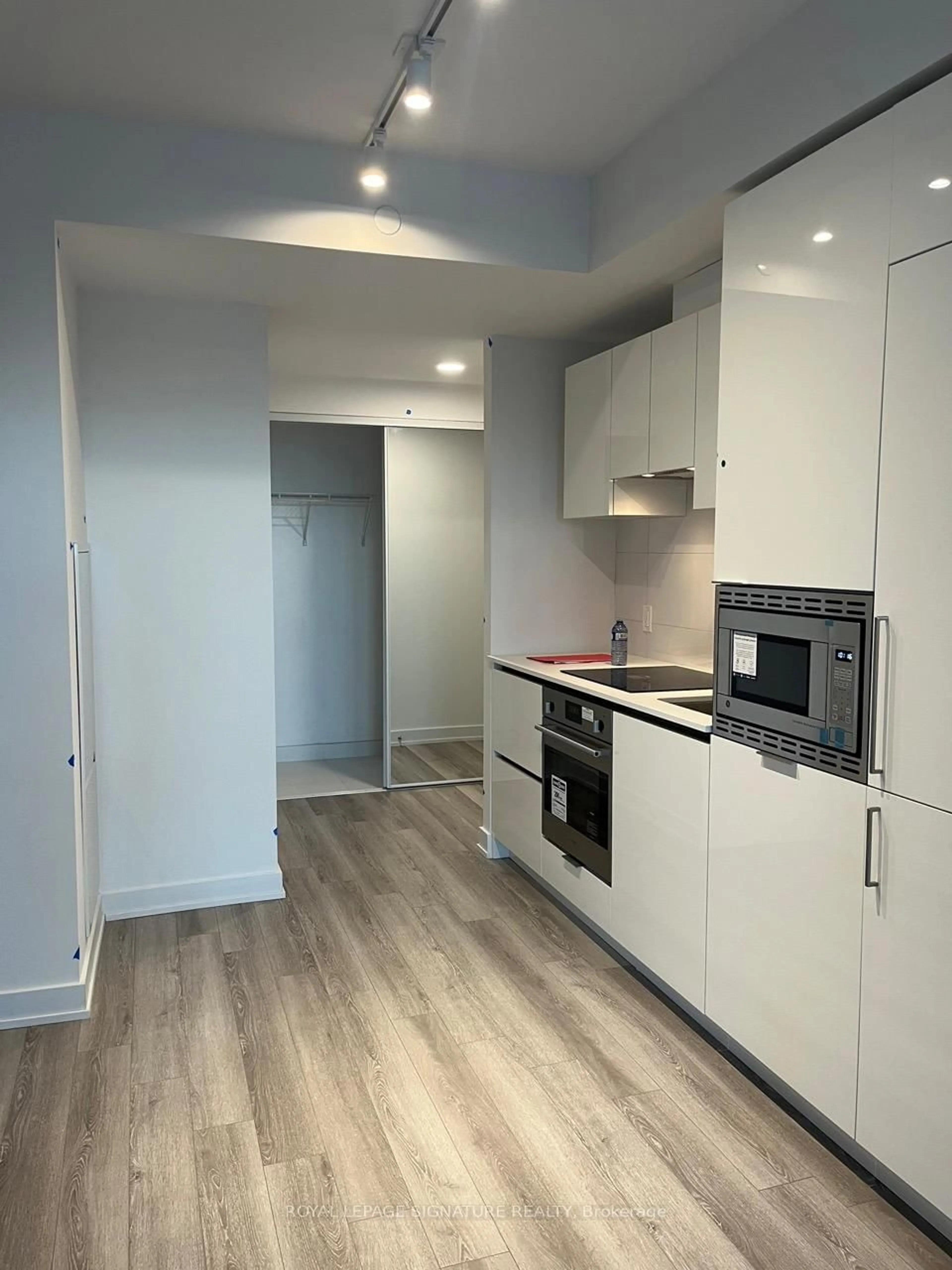 Standard kitchen, wood/laminate floor for 238 Simcoe St #3310, Toronto Ontario M5T 3B9