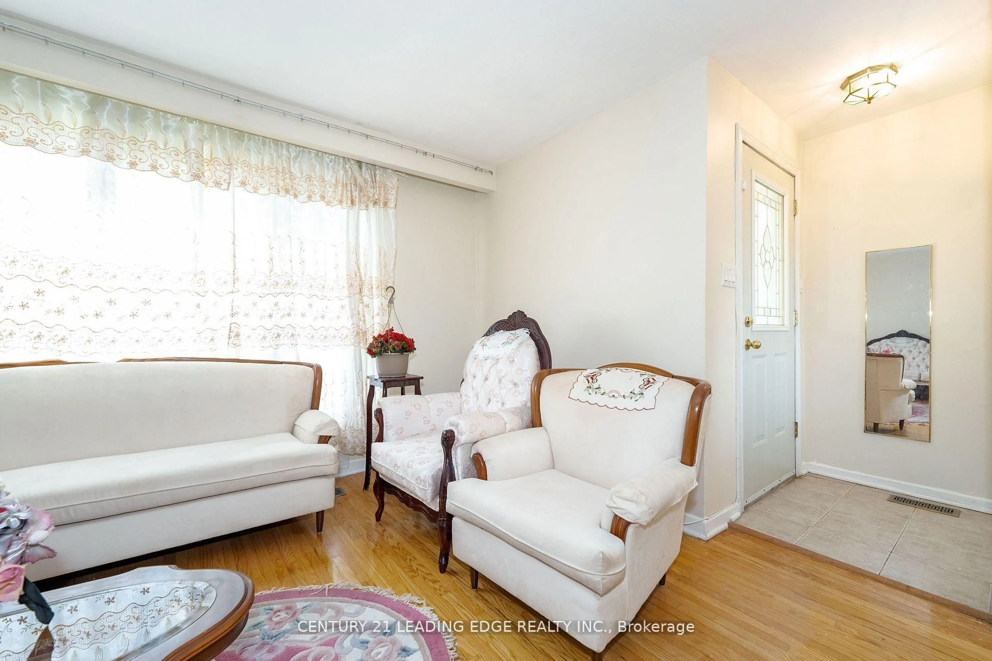 Living room with furniture, wood/laminate floor for 6 Ravenrock Crt, Toronto Ontario M3A 2Y9