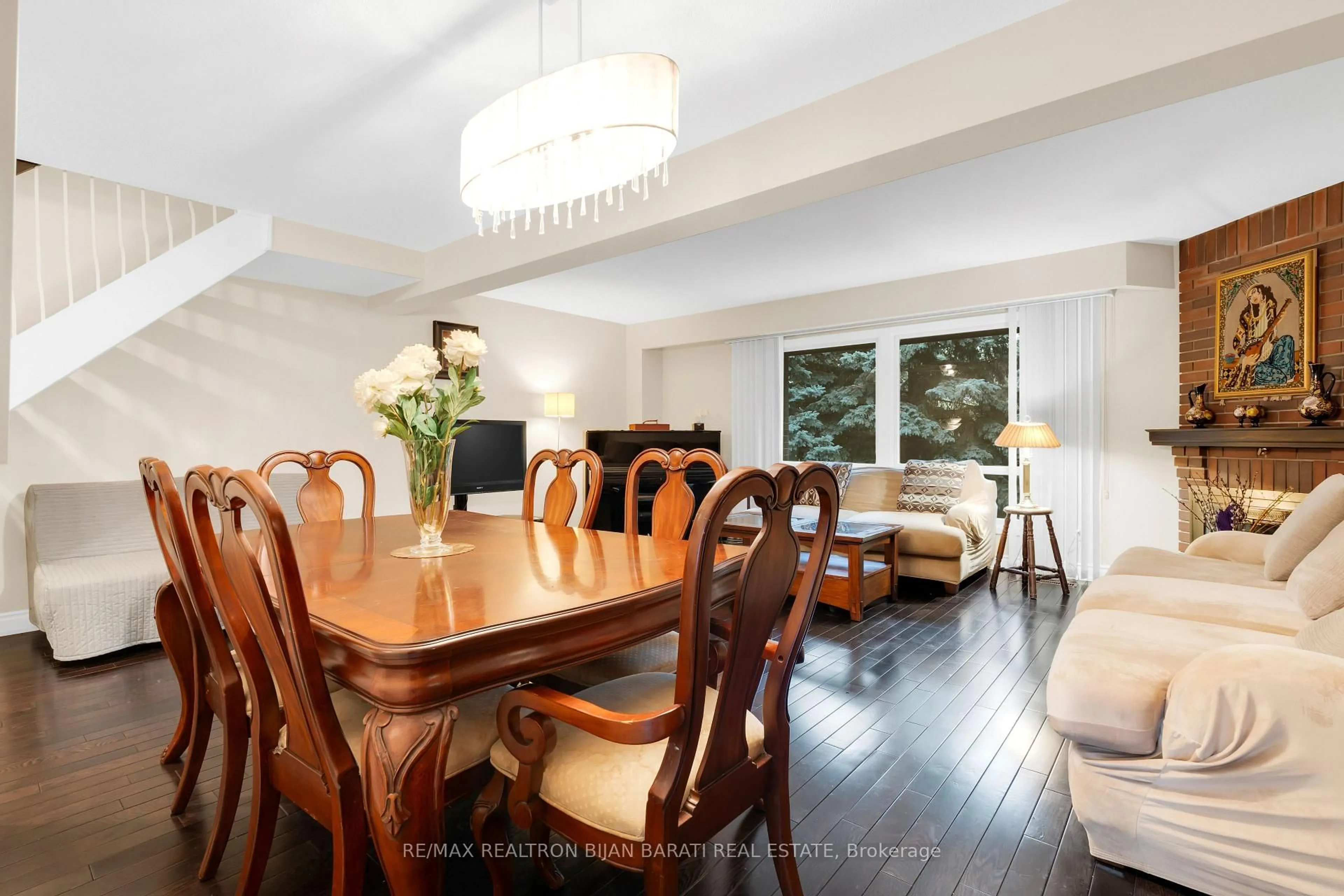 Dining room, wood/laminate floor for 105 Gypsy Roseway, Toronto Ontario M2N 5Z1