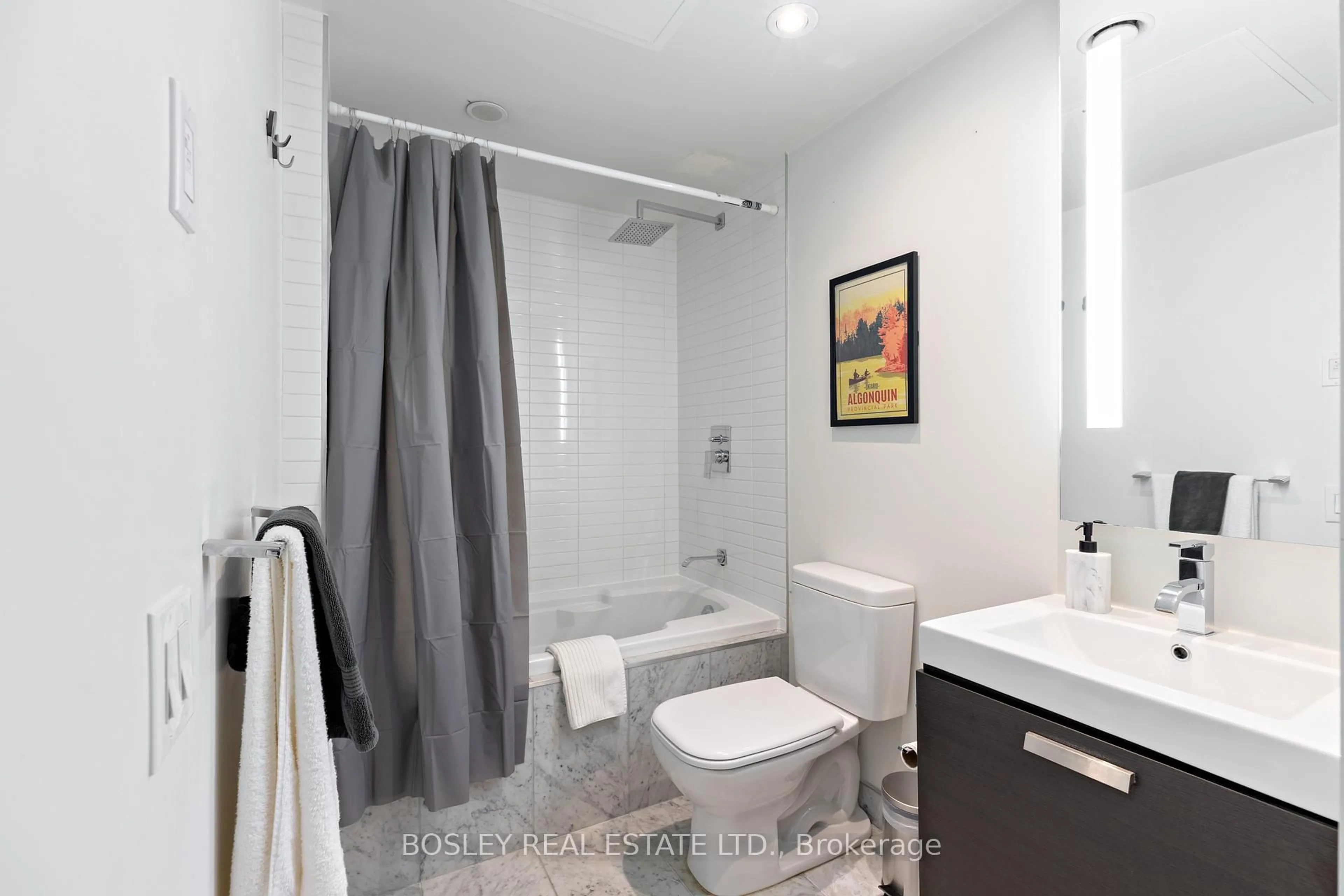 Standard bathroom, ceramic/tile floor for 629 King St #816, Toronto Ontario M5V 1M5