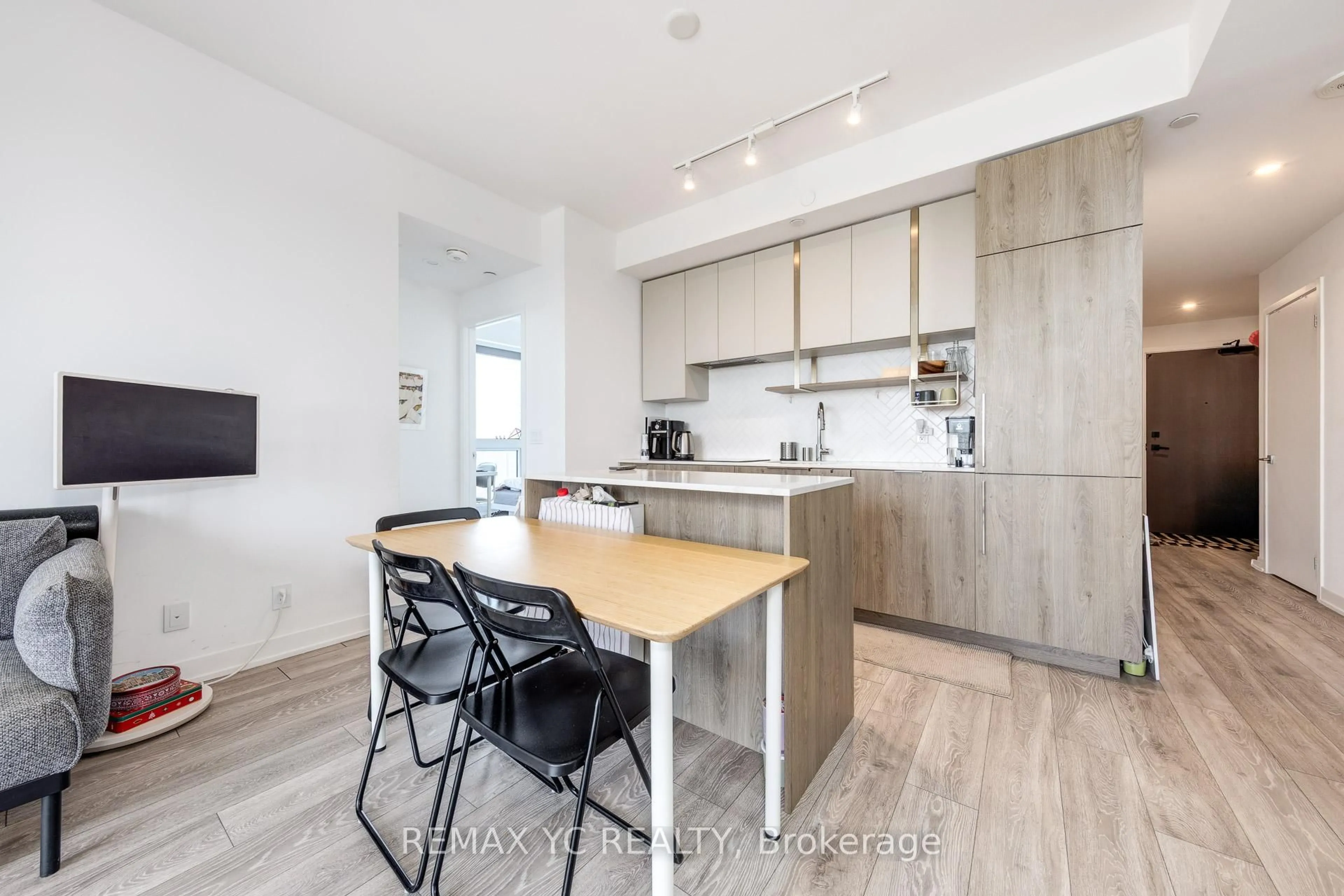 Open concept kitchen, wood/laminate floor for 15 Holmes Ave #2504, Toronto Ontario M2N 0L4