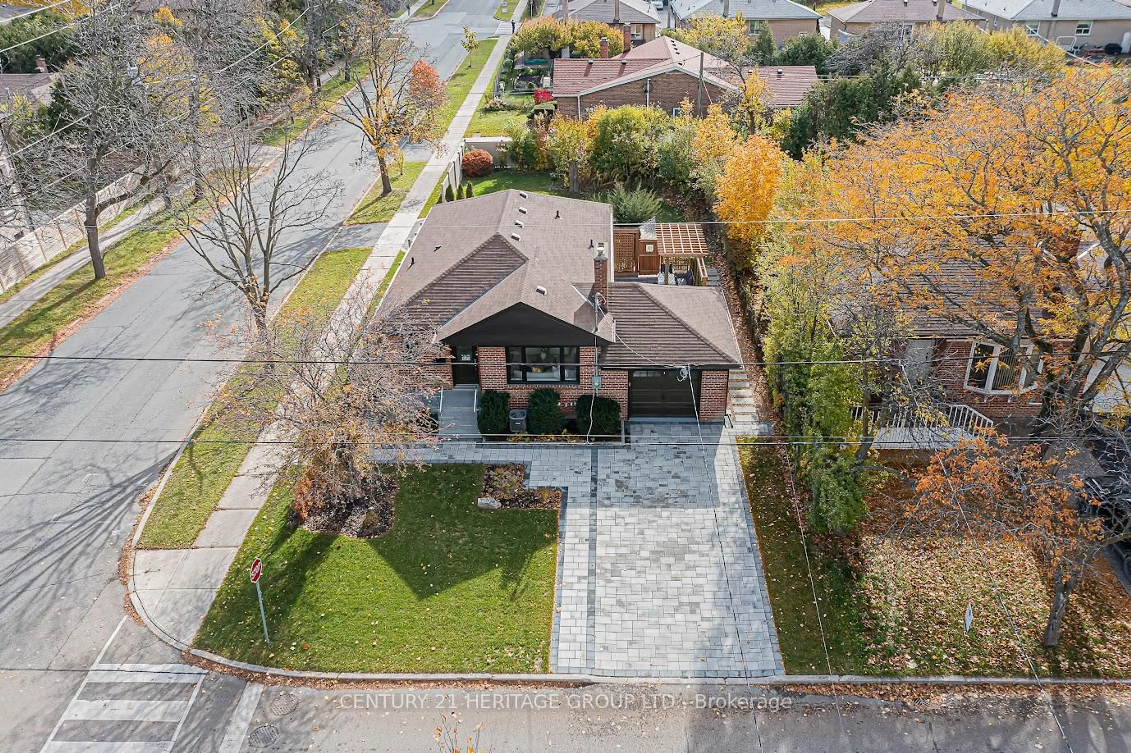 A pic from outside/outdoor area/front of a property/back of a property/a pic from drone, street for 305 Connaught Ave, Toronto Ontario M2R 2M1