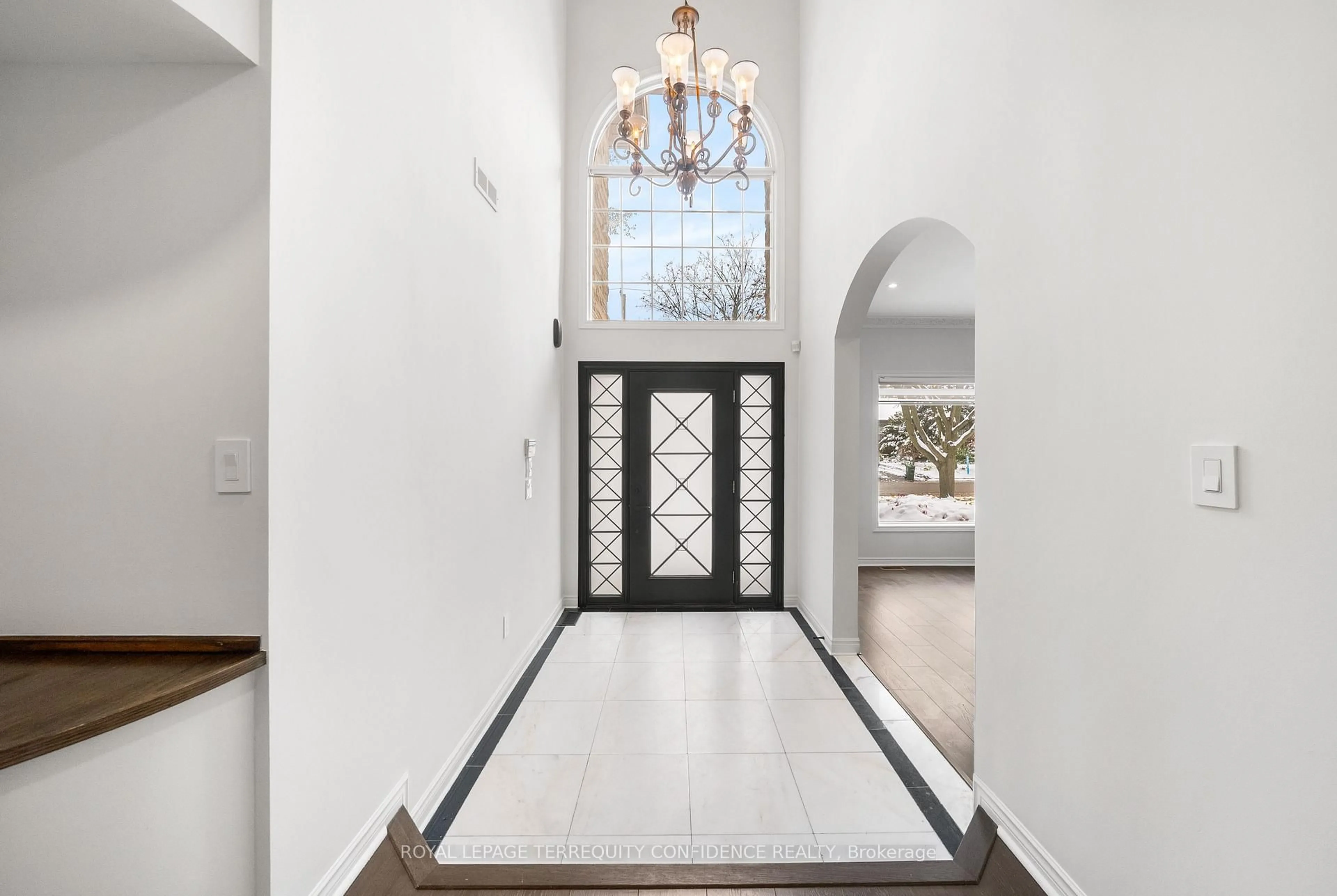 Indoor entryway for 366 Hounslow Ave, Toronto Ontario M2R 1H6