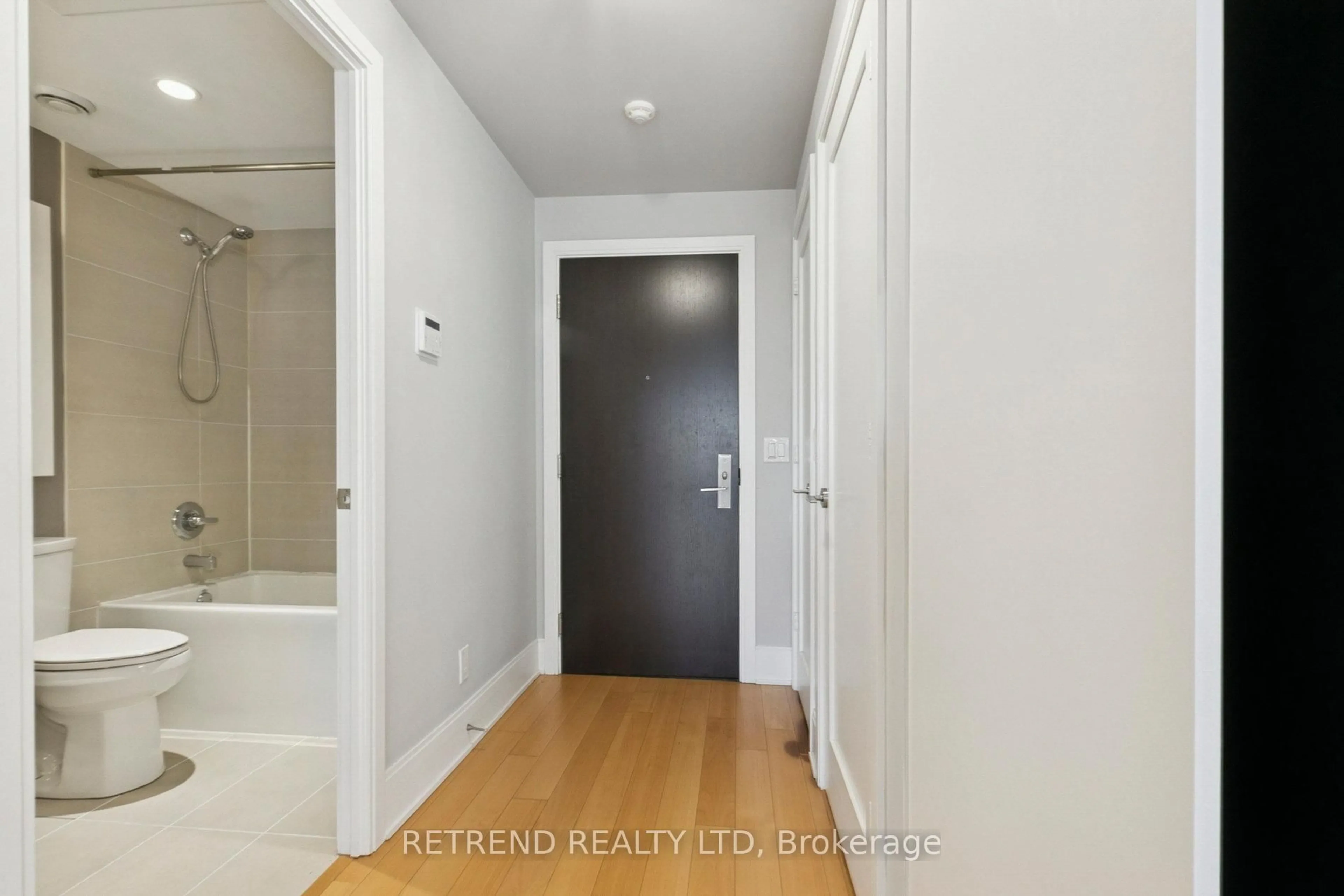 Indoor entryway for 70 Roehampton Ave #1312, Toronto Ontario M4P 1R2
