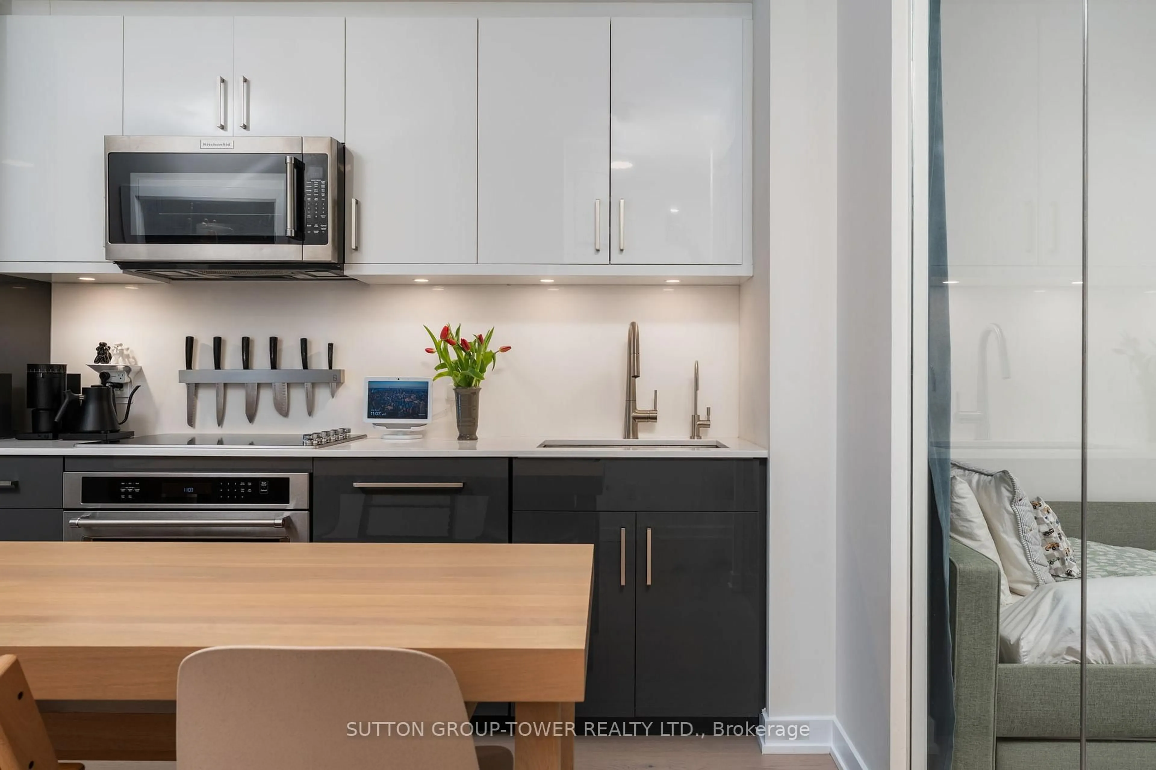 Standard kitchen, unknown for 840 St. Clair Ave #507, Toronto Ontario M6C 0A4