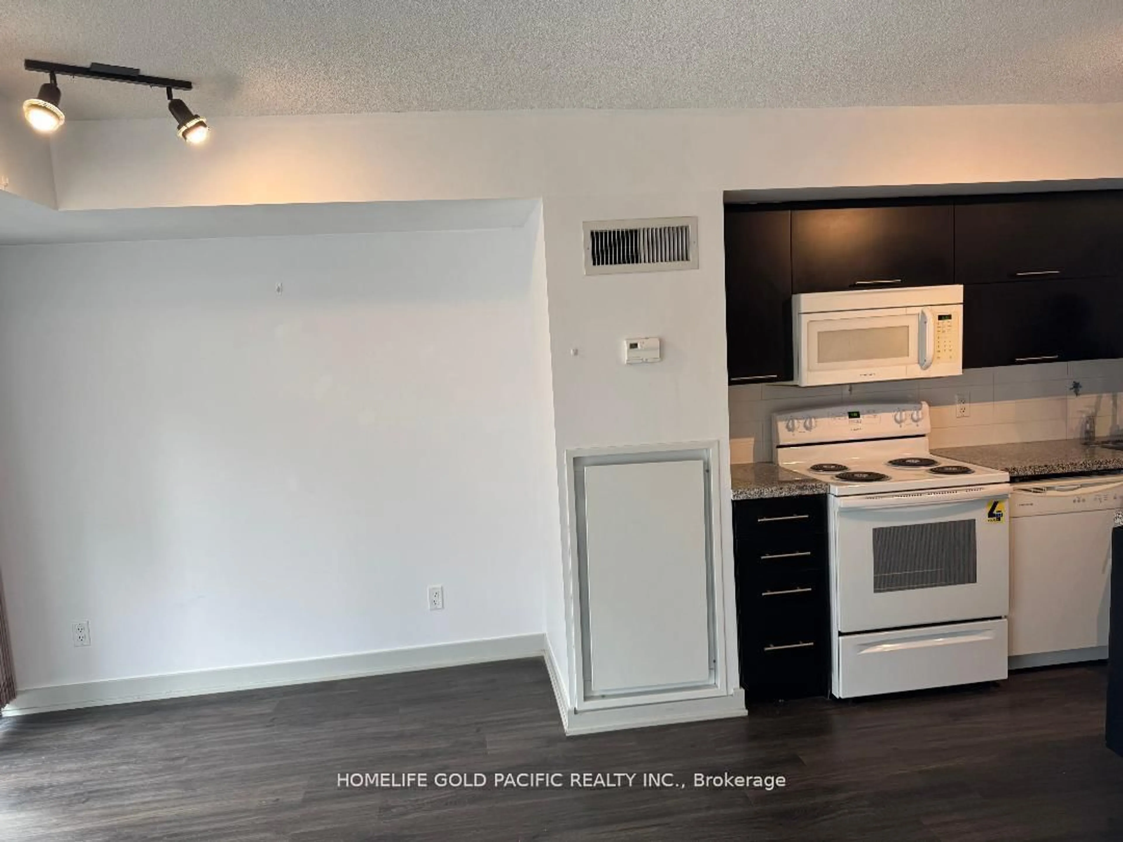 Standard kitchen, unknown for 126 Simcoe St #311, Toronto Ontario M5H 4E6