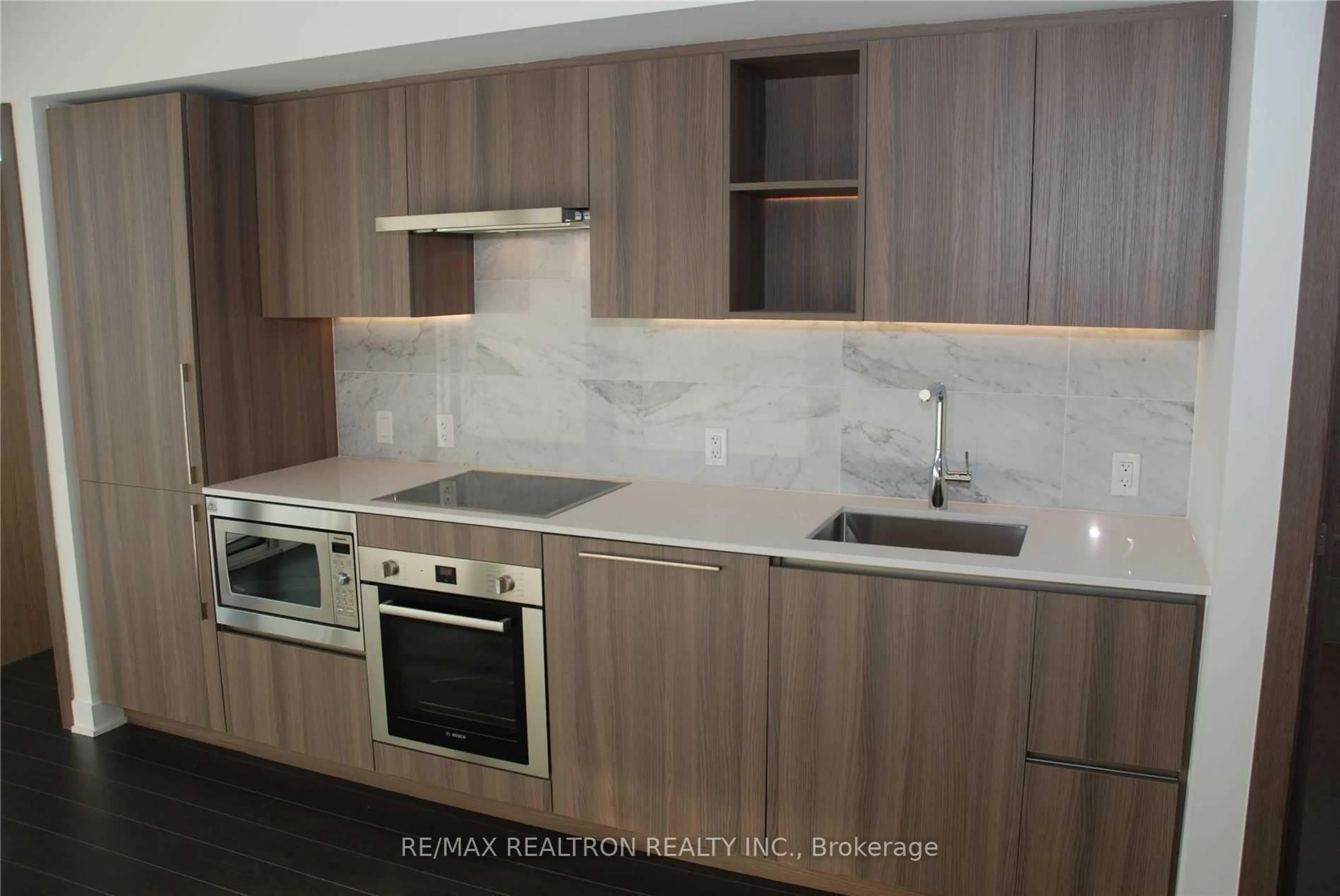 Standard kitchen, wood/laminate floor for 19 Bathurst St #3902, Toronto Ontario M5V 0N2