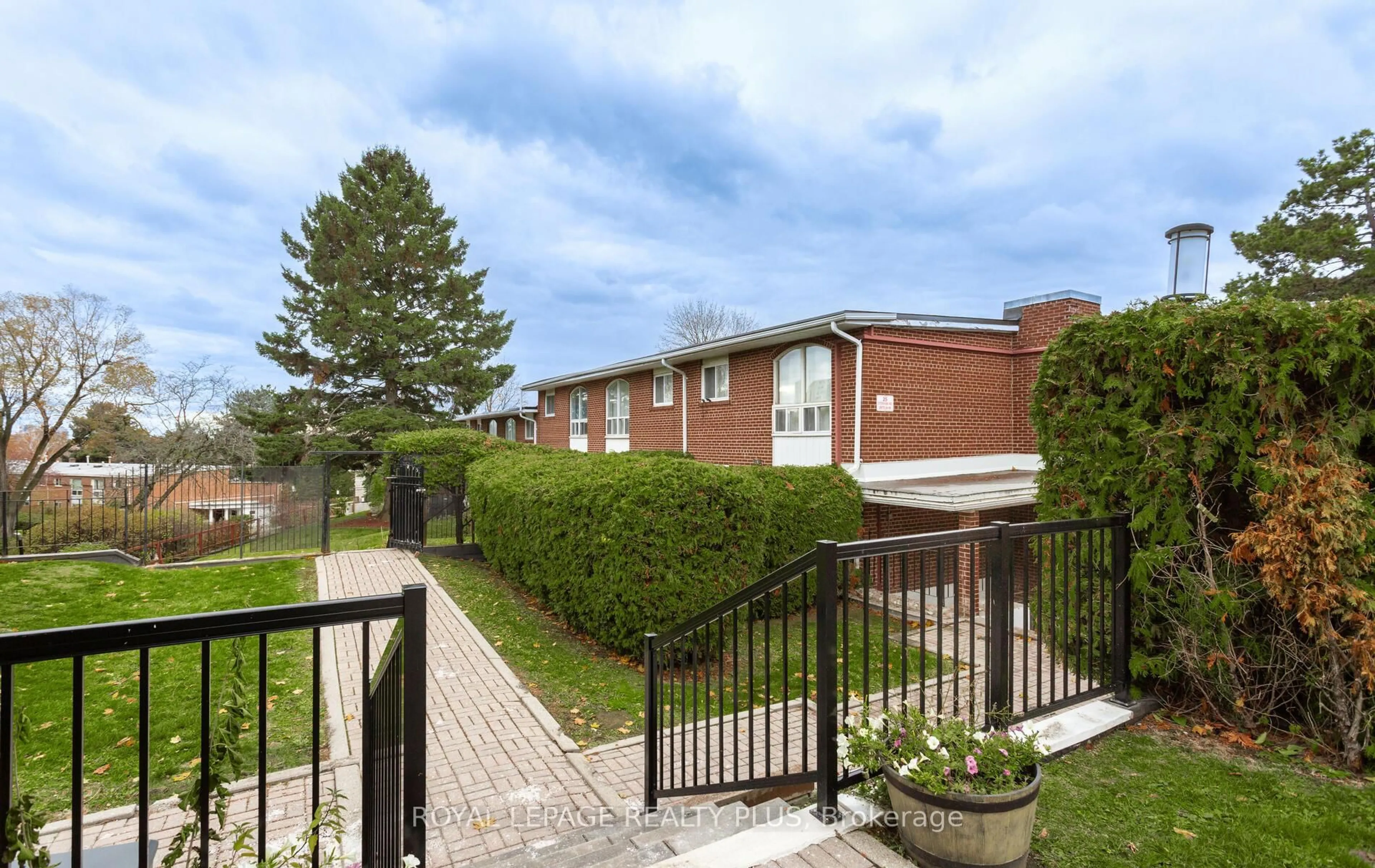 Patio, street for 25 Esterbrooke Ave #91, Toronto Ontario M2J 2C5