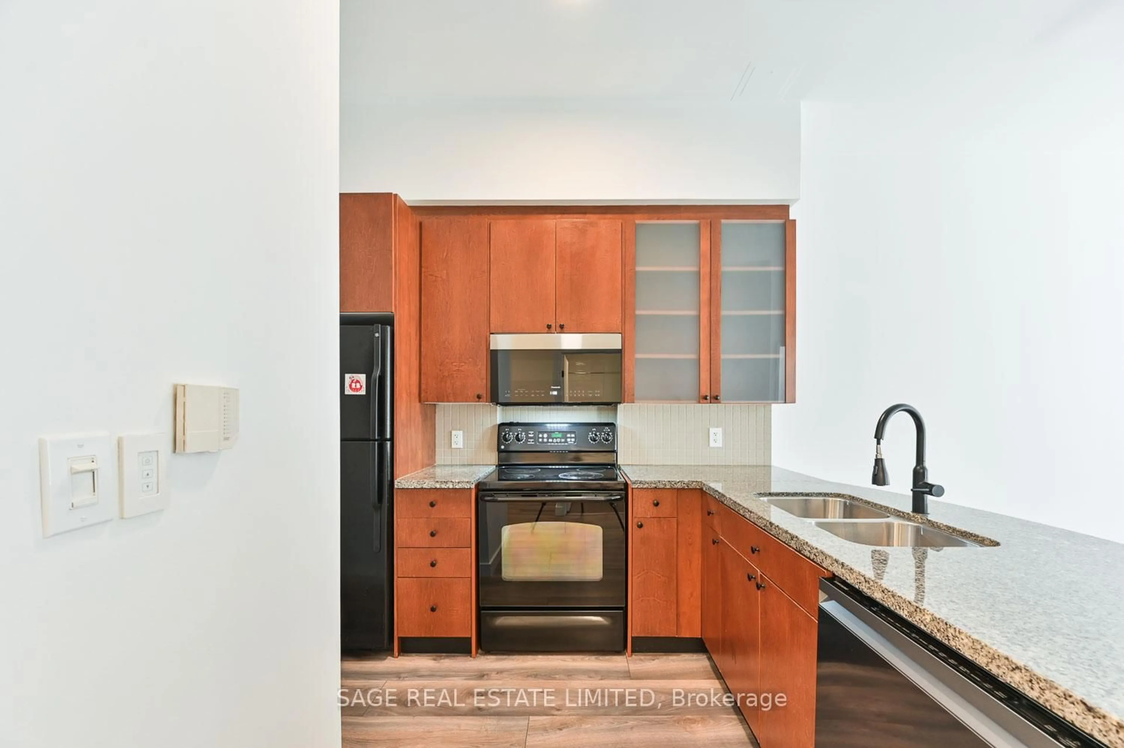 Standard kitchen, ceramic/tile floor for 1005 King St #103, Toronto Ontario M6K 3M8