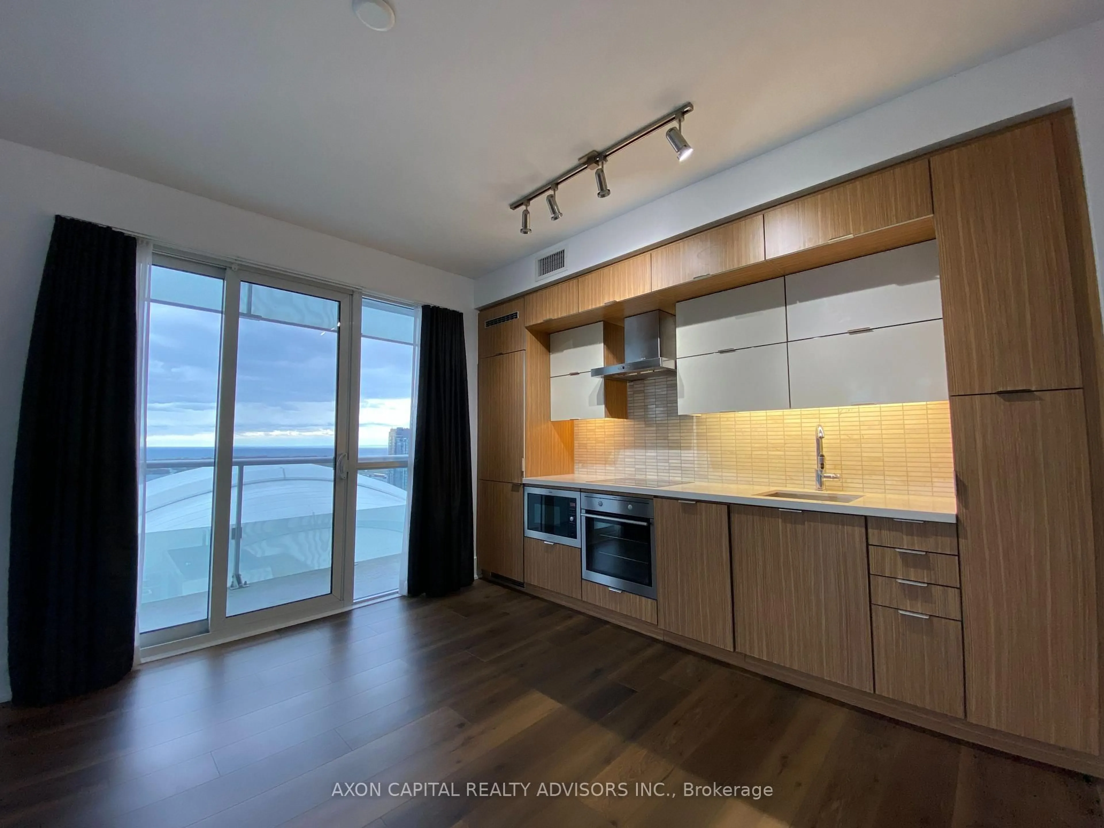 Open concept kitchen, wood/laminate floor for 300 Front St #3211, Toronto Ontario M5V 0E9