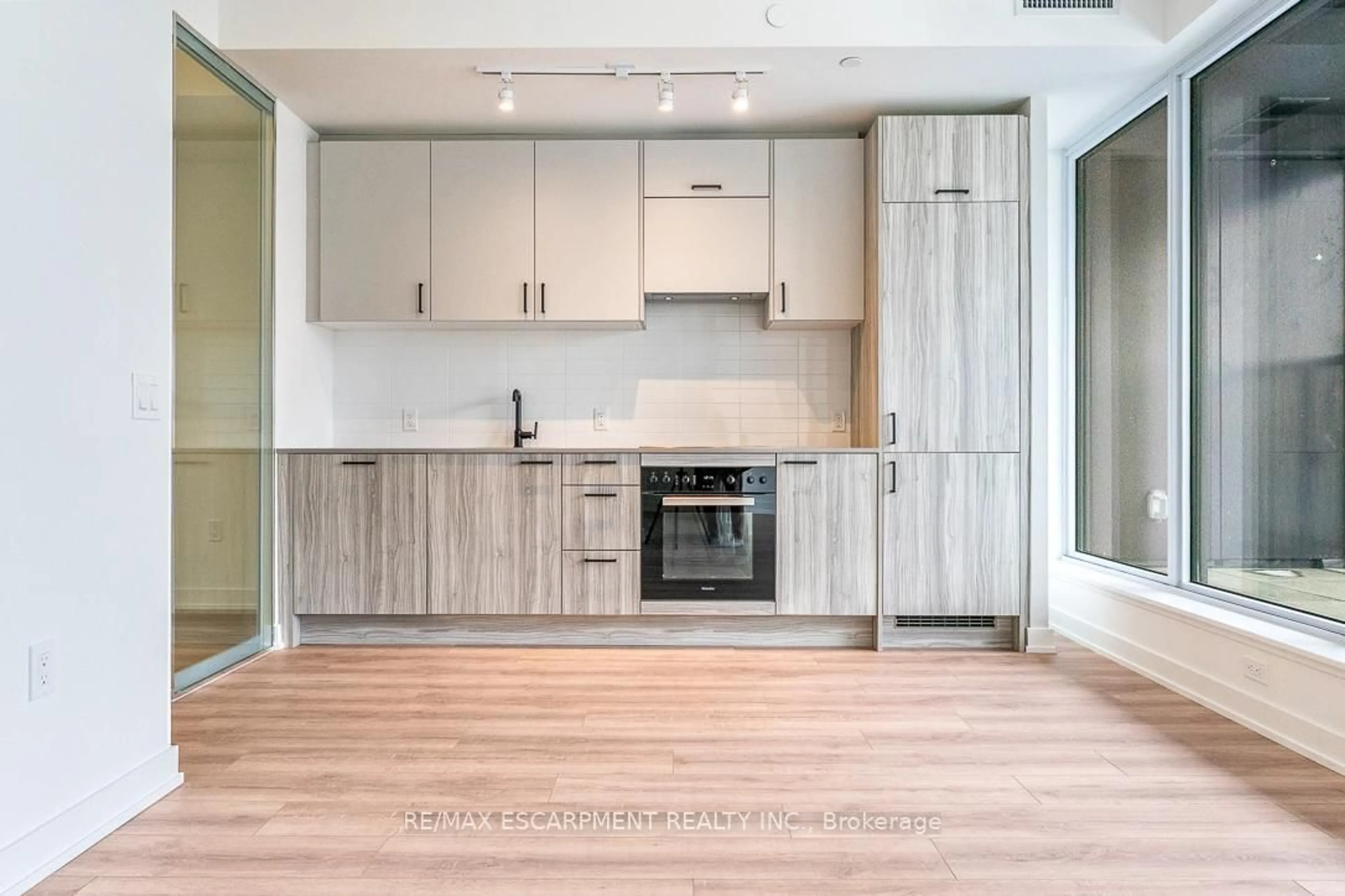 Open concept kitchen, wood/laminate floor for 1 Quarrington Lane #715, Toronto Ontario M3C 0S4