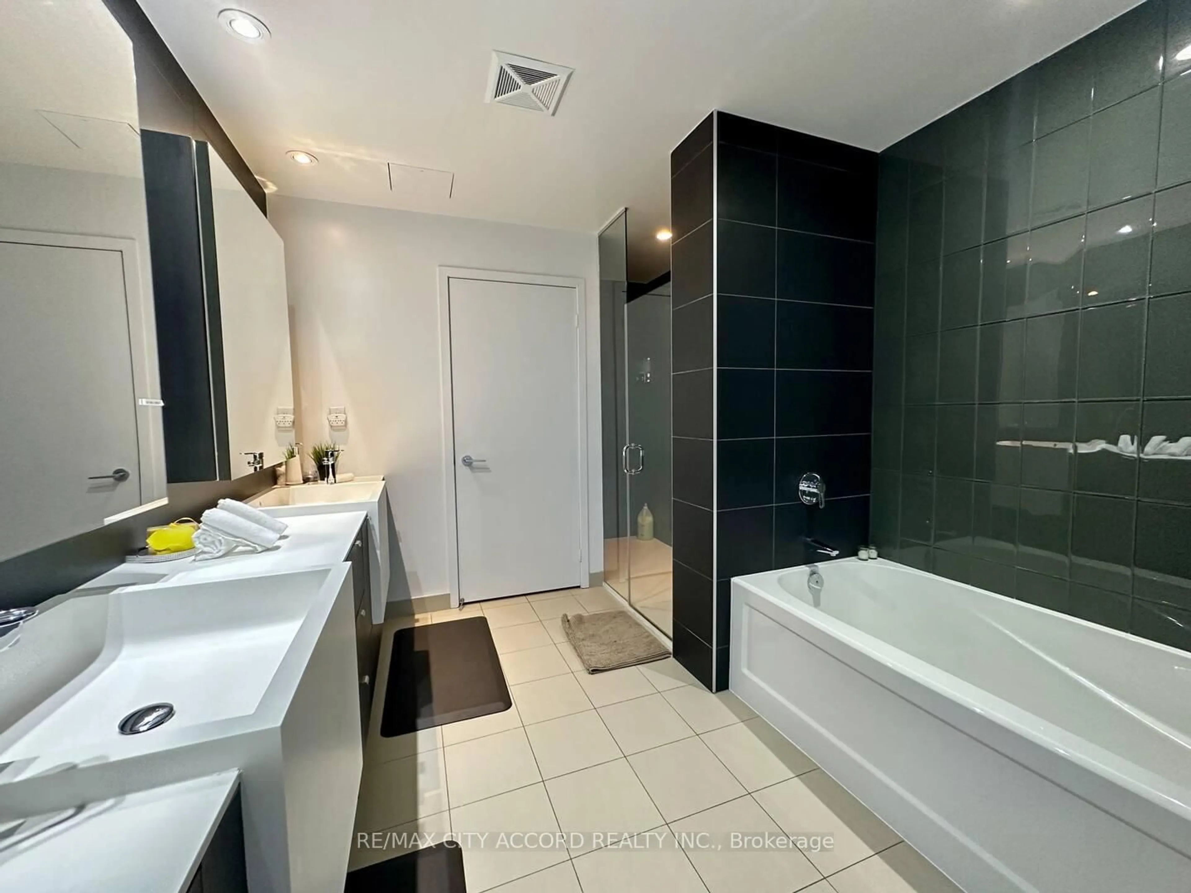 Standard bathroom, ceramic/tile floor for 21 Iceboat Terr #PH06, Toronto Ontario M5V 4A9