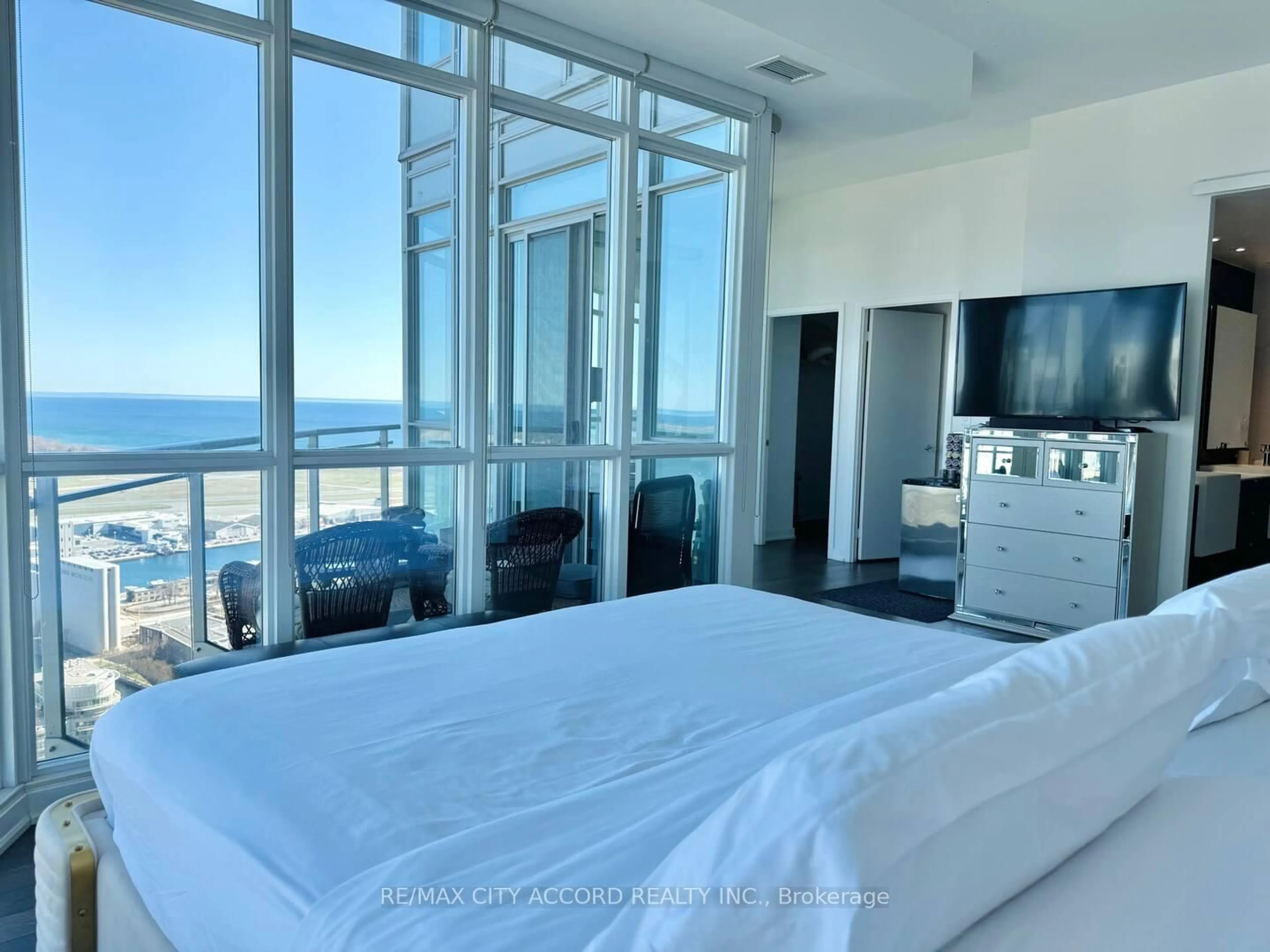 A pic of a room for 21 Iceboat Terr #PH06, Toronto Ontario M5V 4A9