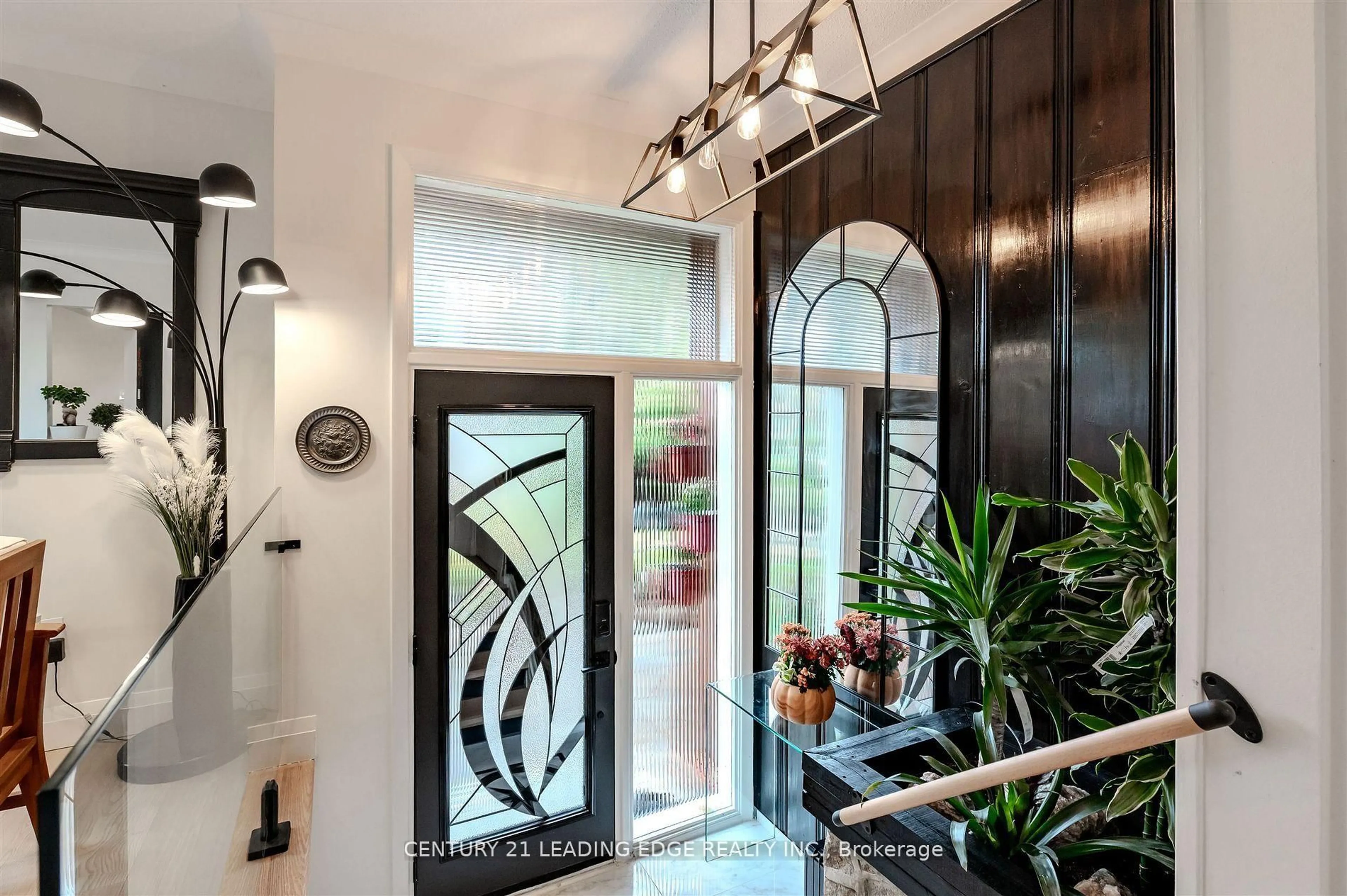 Indoor entryway for 112 Wyndcliff Cres, Toronto Ontario M4A 2K3