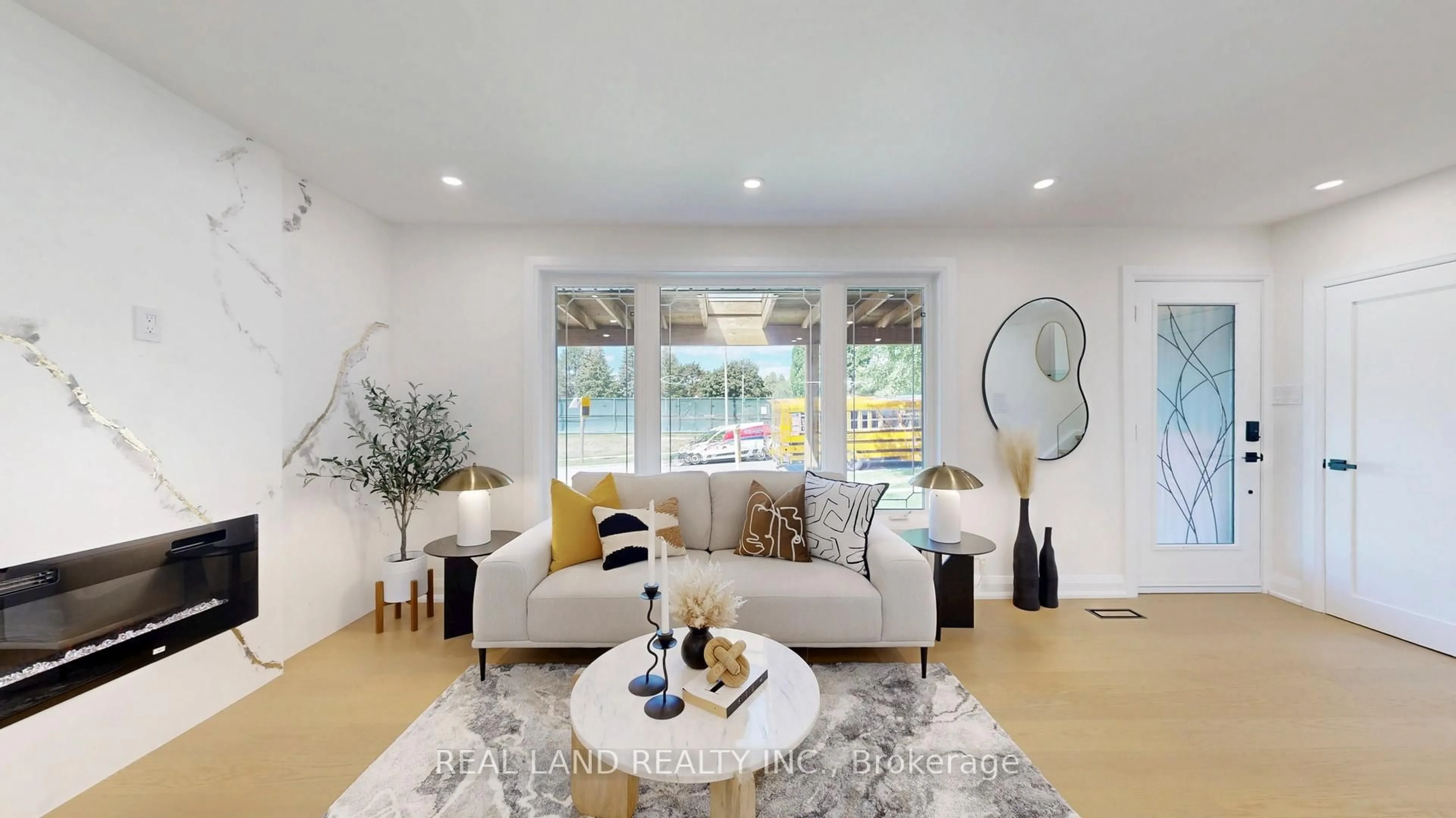 Living room with furniture, unknown for 38 Cresthaven Dr, Toronto Ontario M2H 1M1