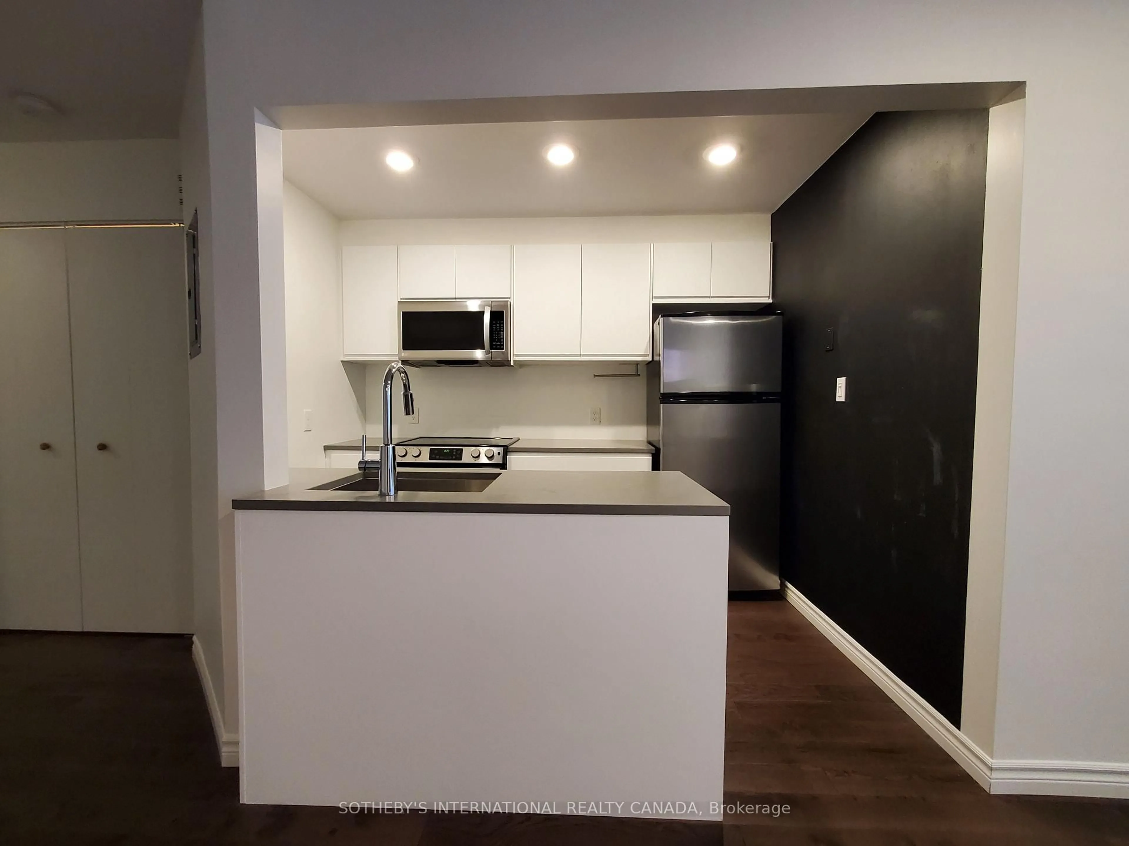 Standard kitchen, unknown for 1458 Bayview Ave, Toronto Ontario M4G 3B3