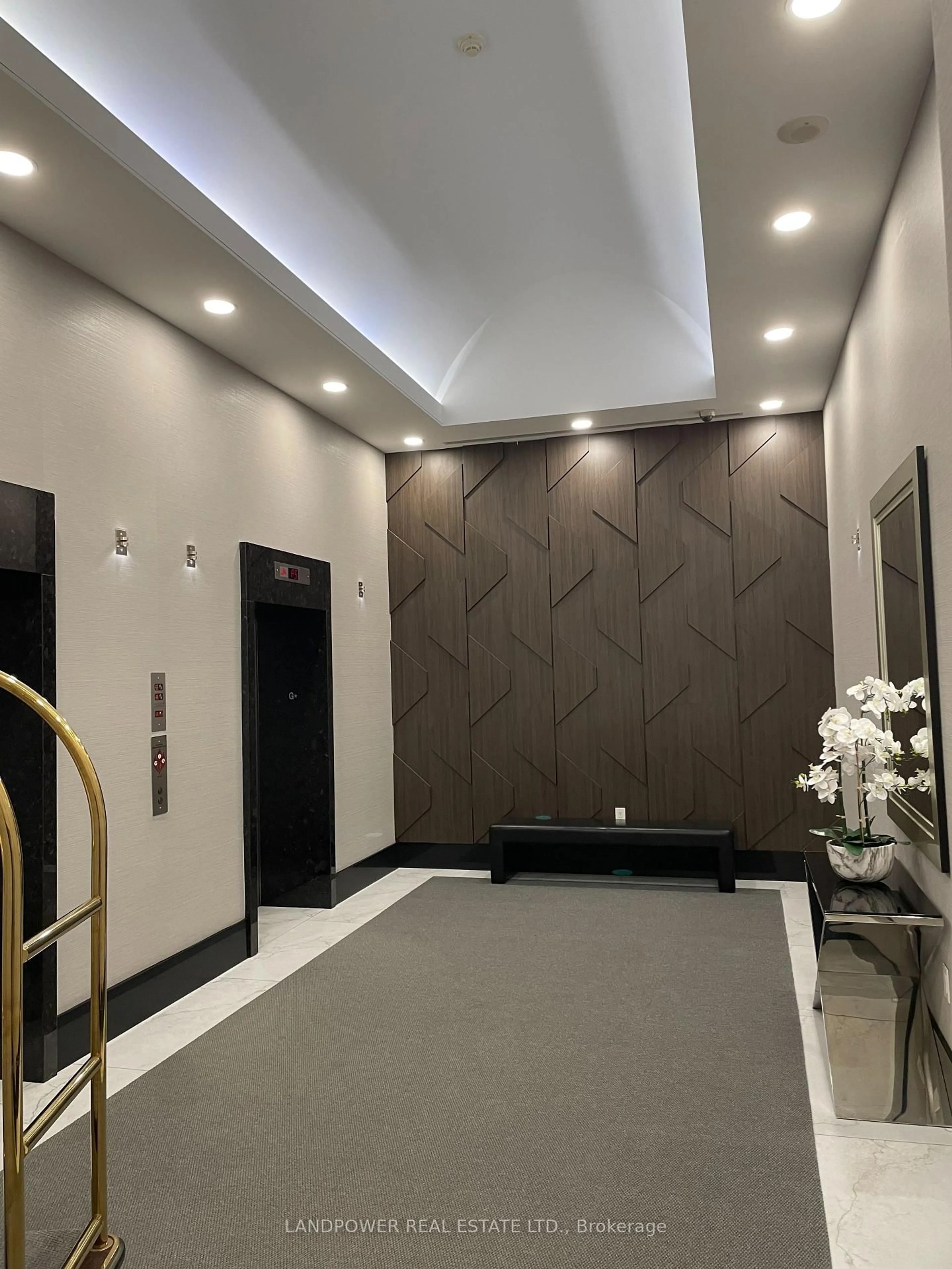 Indoor foyer for 21 Balmuto St #1501, Toronto Ontario M4Y 1W4