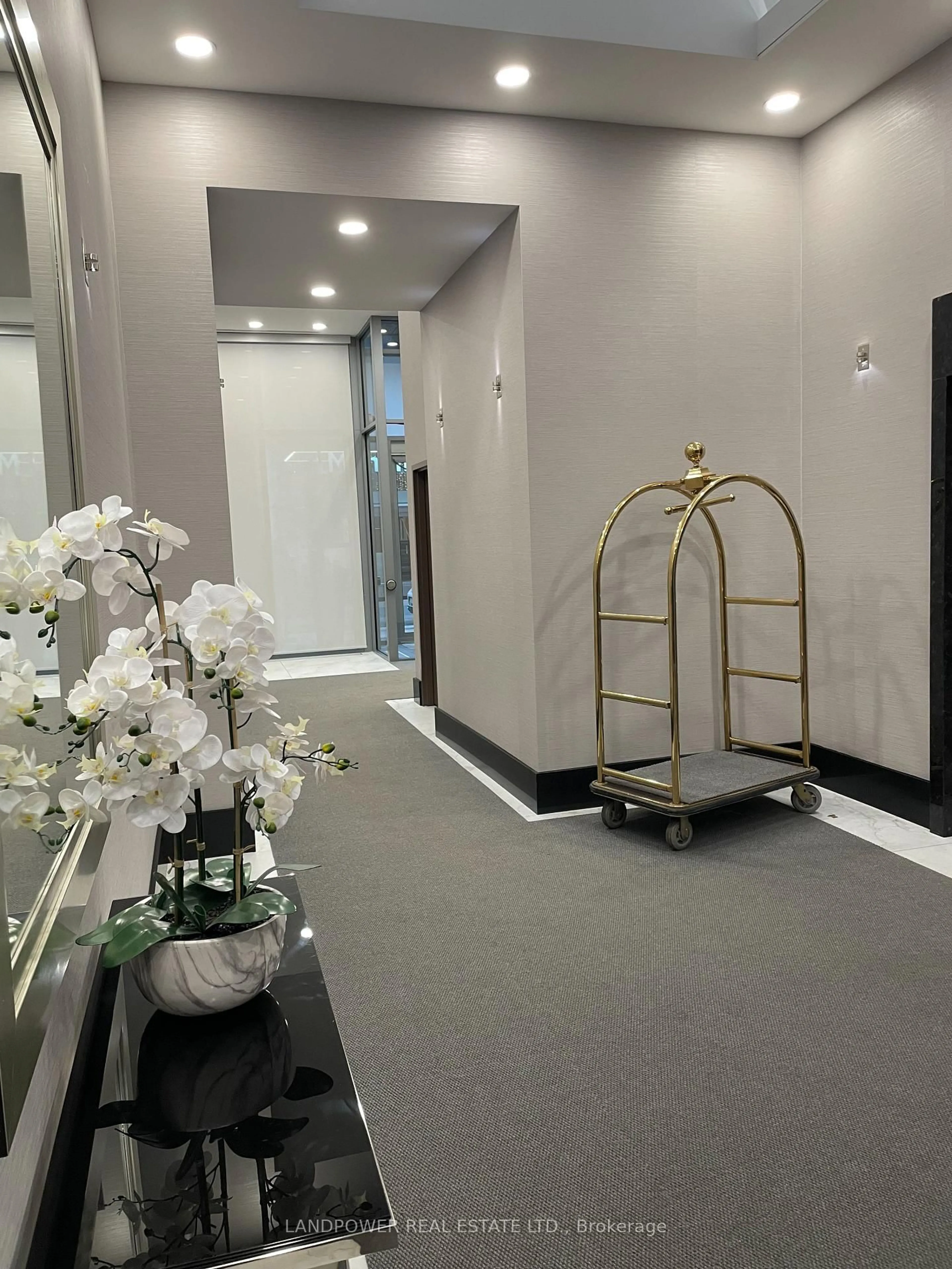 Indoor foyer for 21 Balmuto St #1501, Toronto Ontario M4Y 1W4