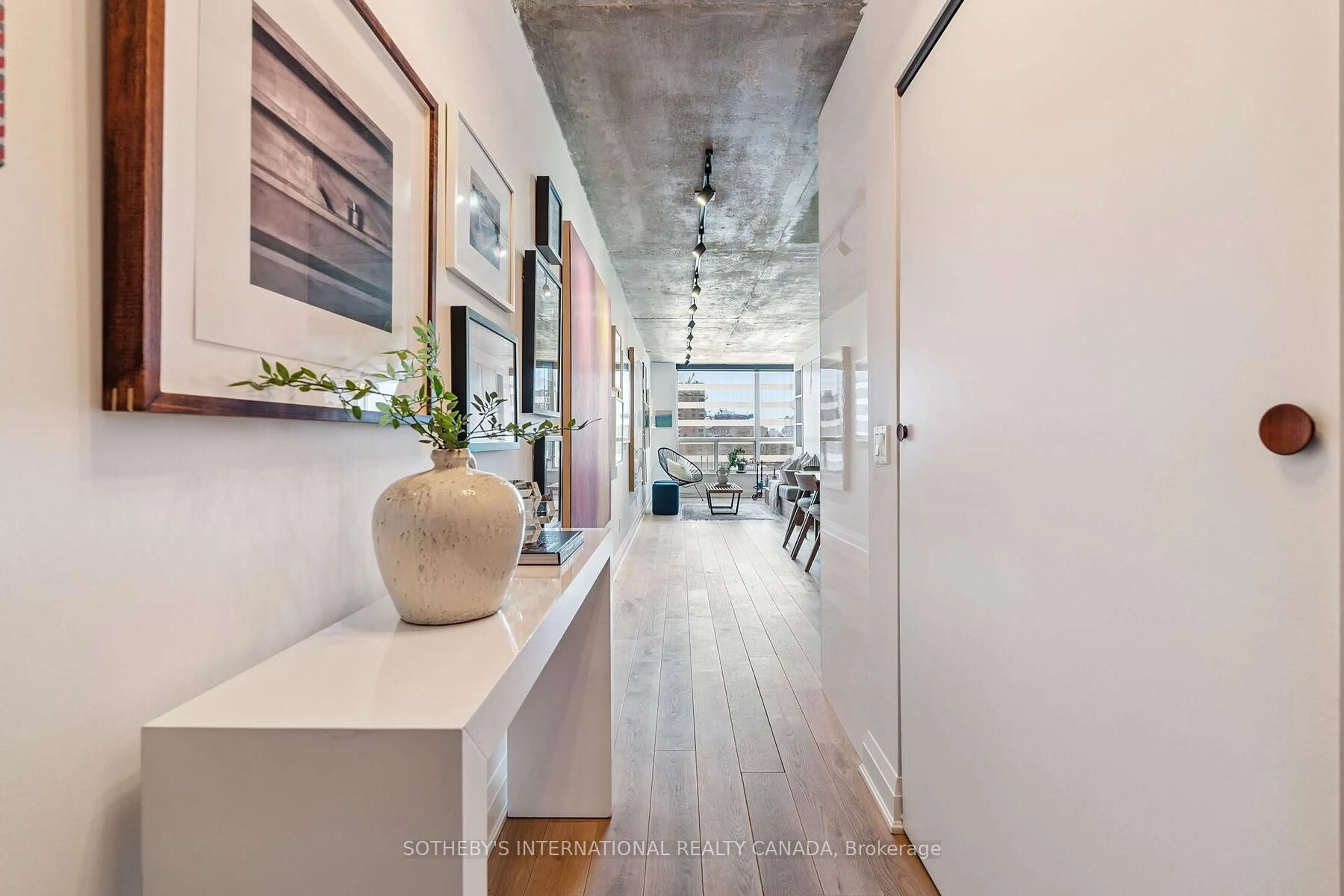 Indoor entryway for 152 St Patrick St #1011, Toronto Ontario M5T 3J9