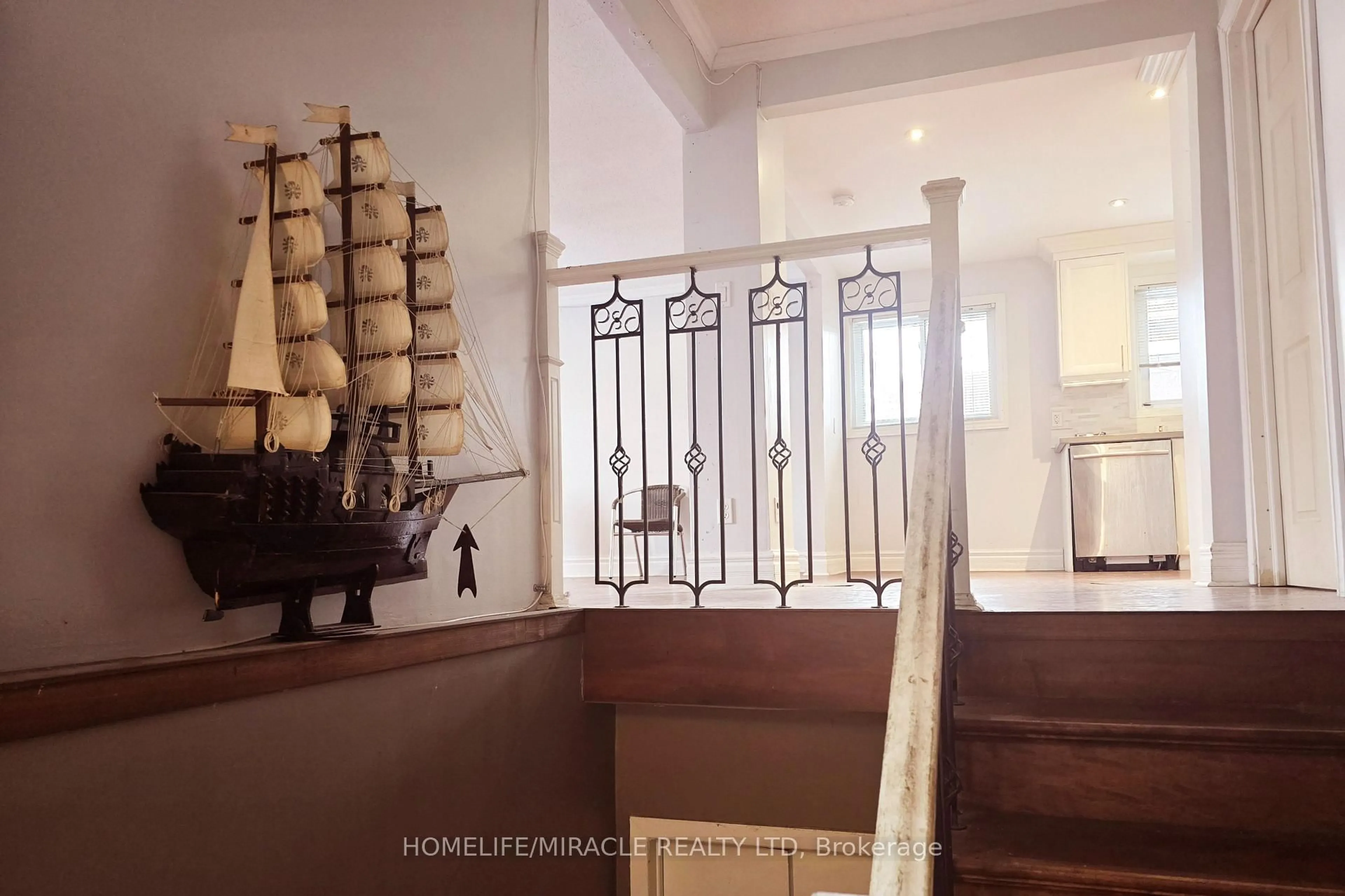 Indoor foyer for 115 Codsell Ave, Toronto Ontario M3H 3W3