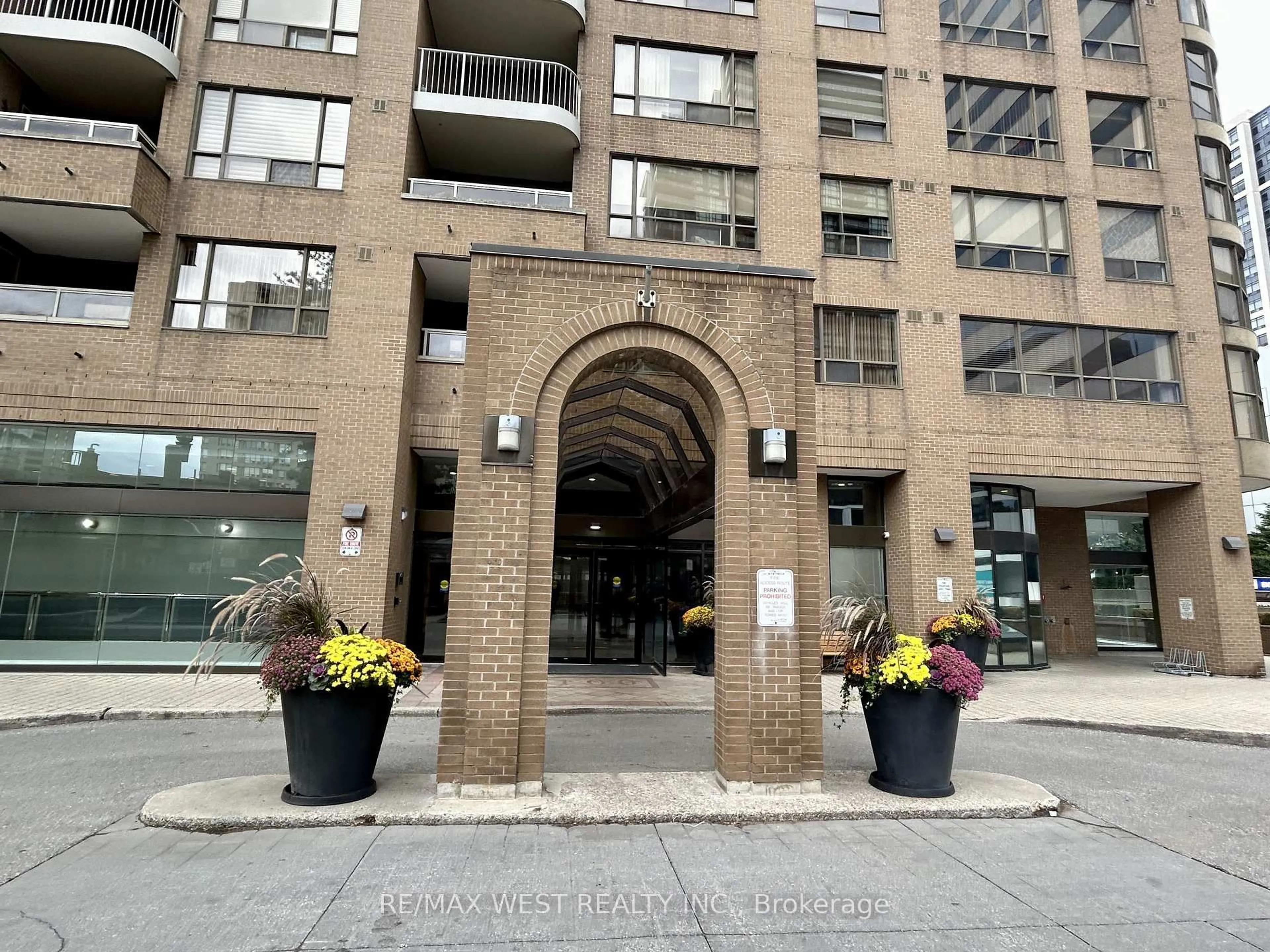 Indoor foyer for 100 UPPER MADISON Ave #2405, Toronto Ontario M2N 6M4