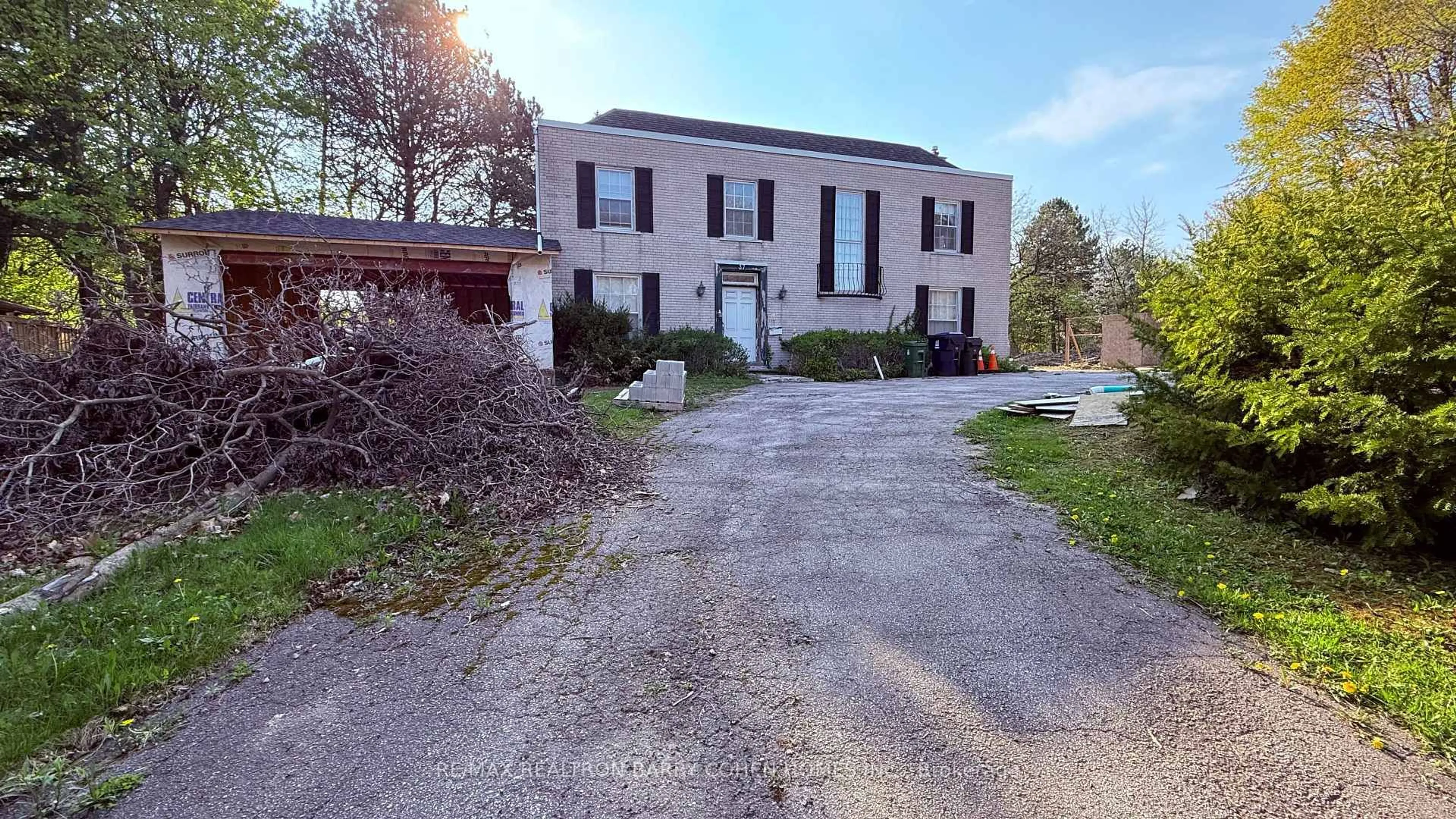 A pic from outside/outdoor area/front of a property/back of a property/a pic from drone, street for 37 Wilket Rd, Toronto Ontario M2L 1N9