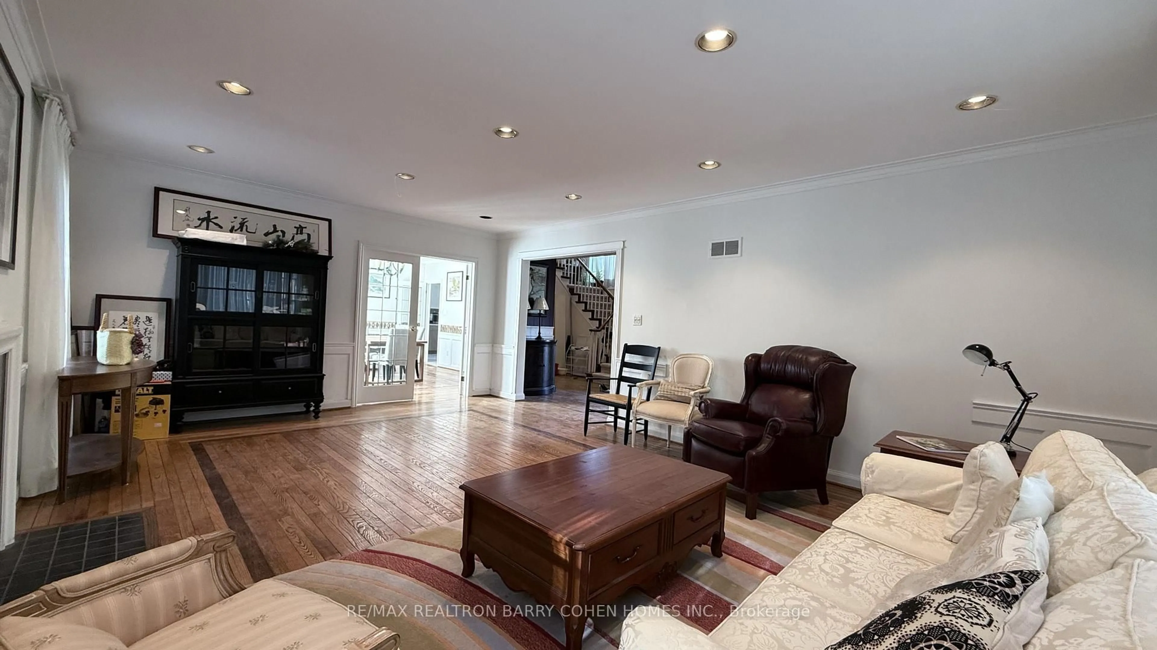 Living room with furniture, wood/laminate floor for 37 Wilket Rd, Toronto Ontario M2L 1N9