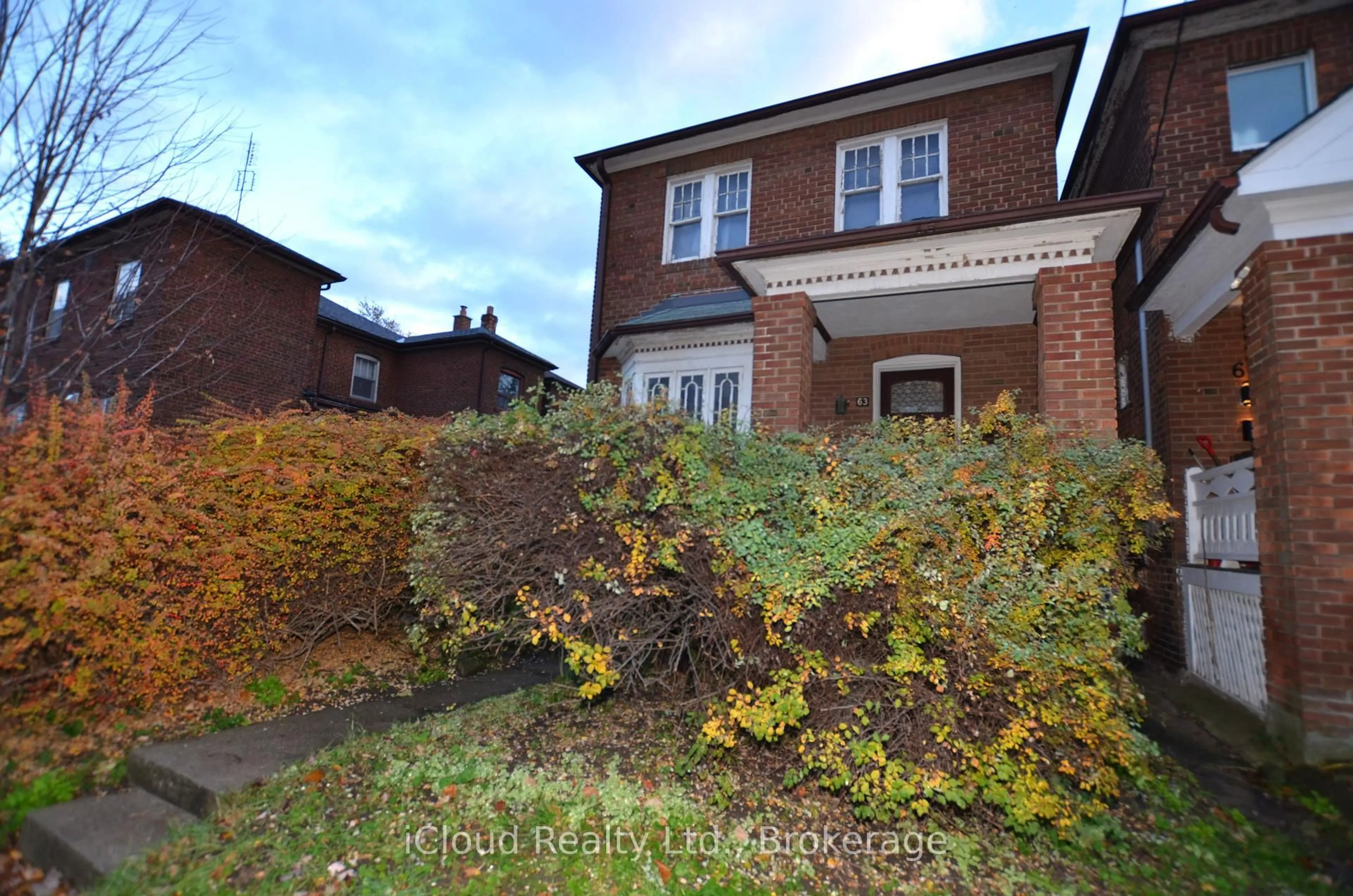 A pic from outside/outdoor area/front of a property/back of a property/a pic from drone, street for 63 Ulster St, Toronto Ontario M5S 1E6