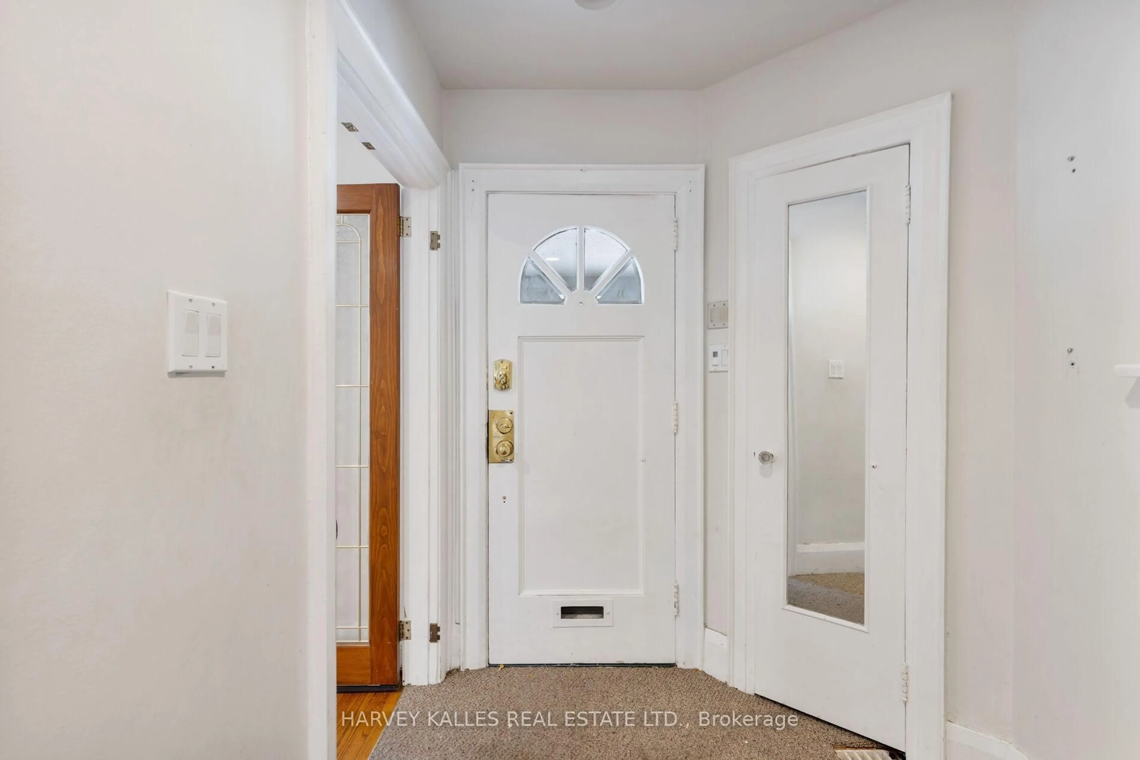 Indoor entryway for 511 Davenport Rd, Toronto Ontario M4V 1B8