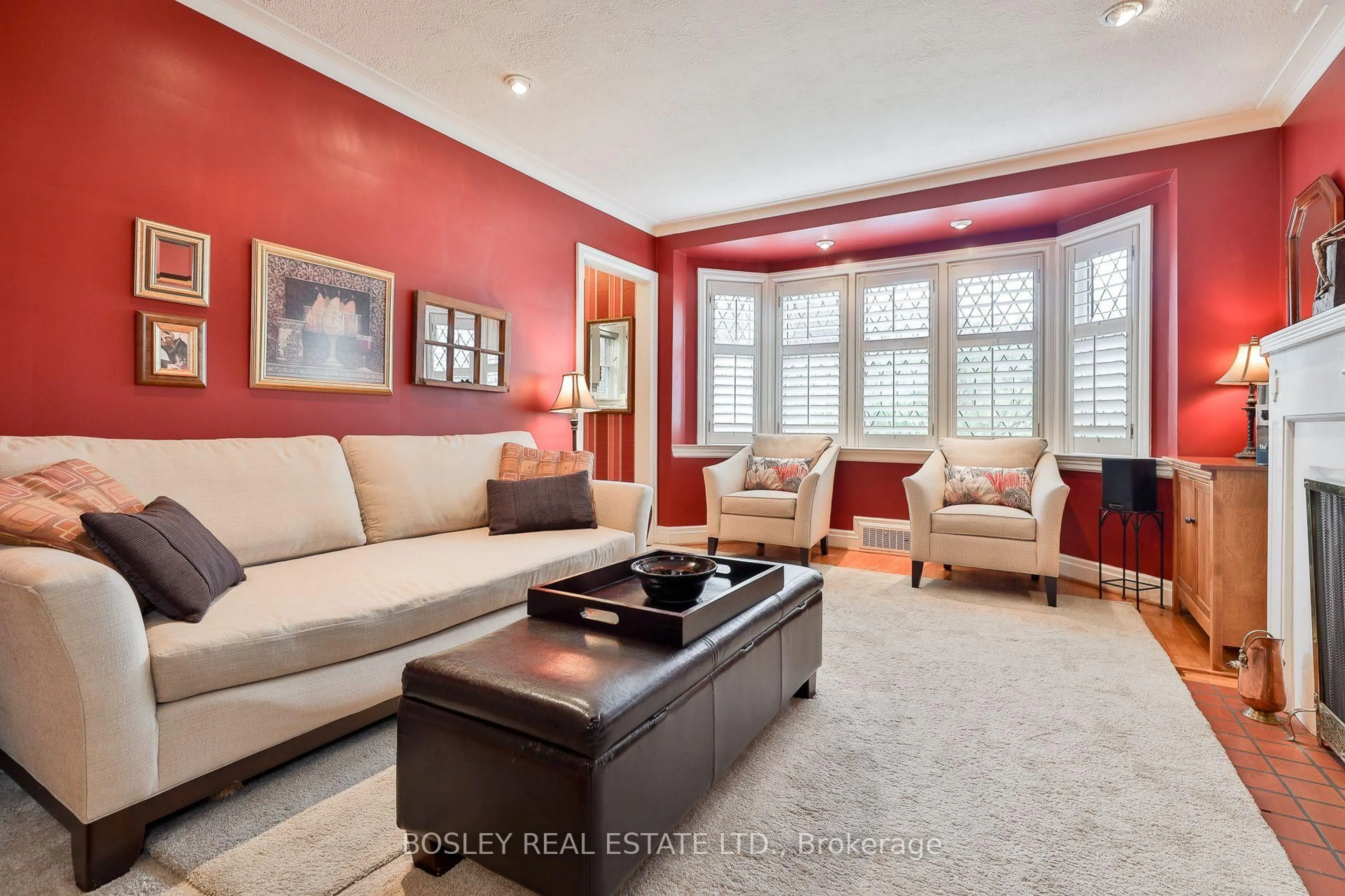 Living room with furniture, unknown for 333 Sutherland Dr, Toronto Ontario M4G 1J7