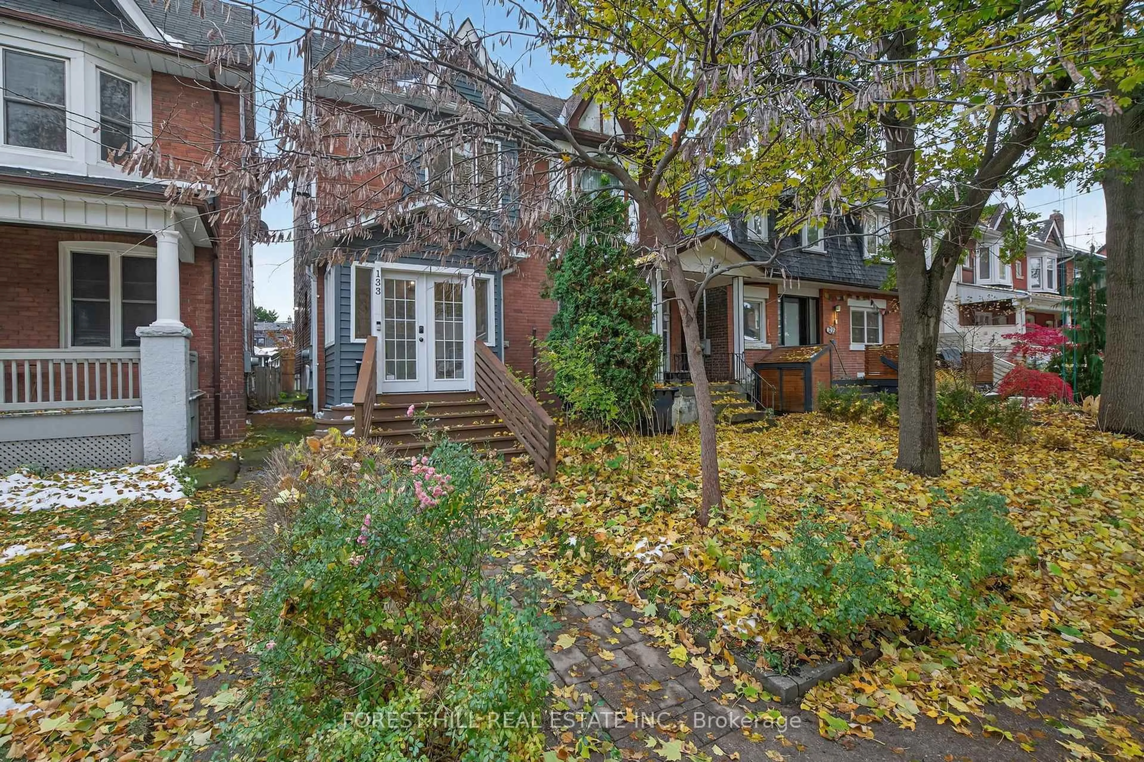 Patio, street for 133 Ellsworth Ave, Toronto Ontario M6G 2K5