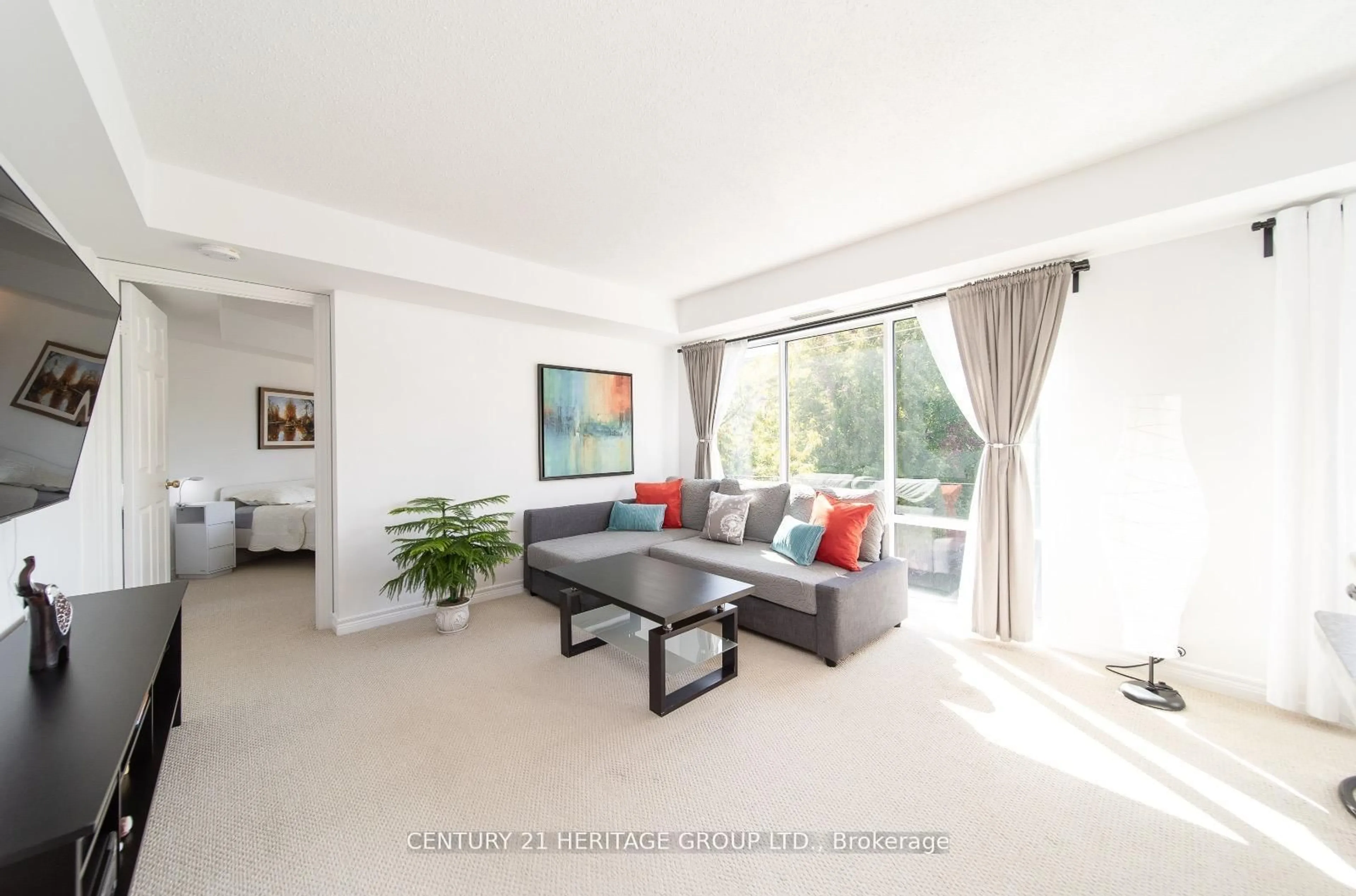 Living room with furniture, unknown for 211 Randolph Rd #303, Toronto Ontario M4G 4H1