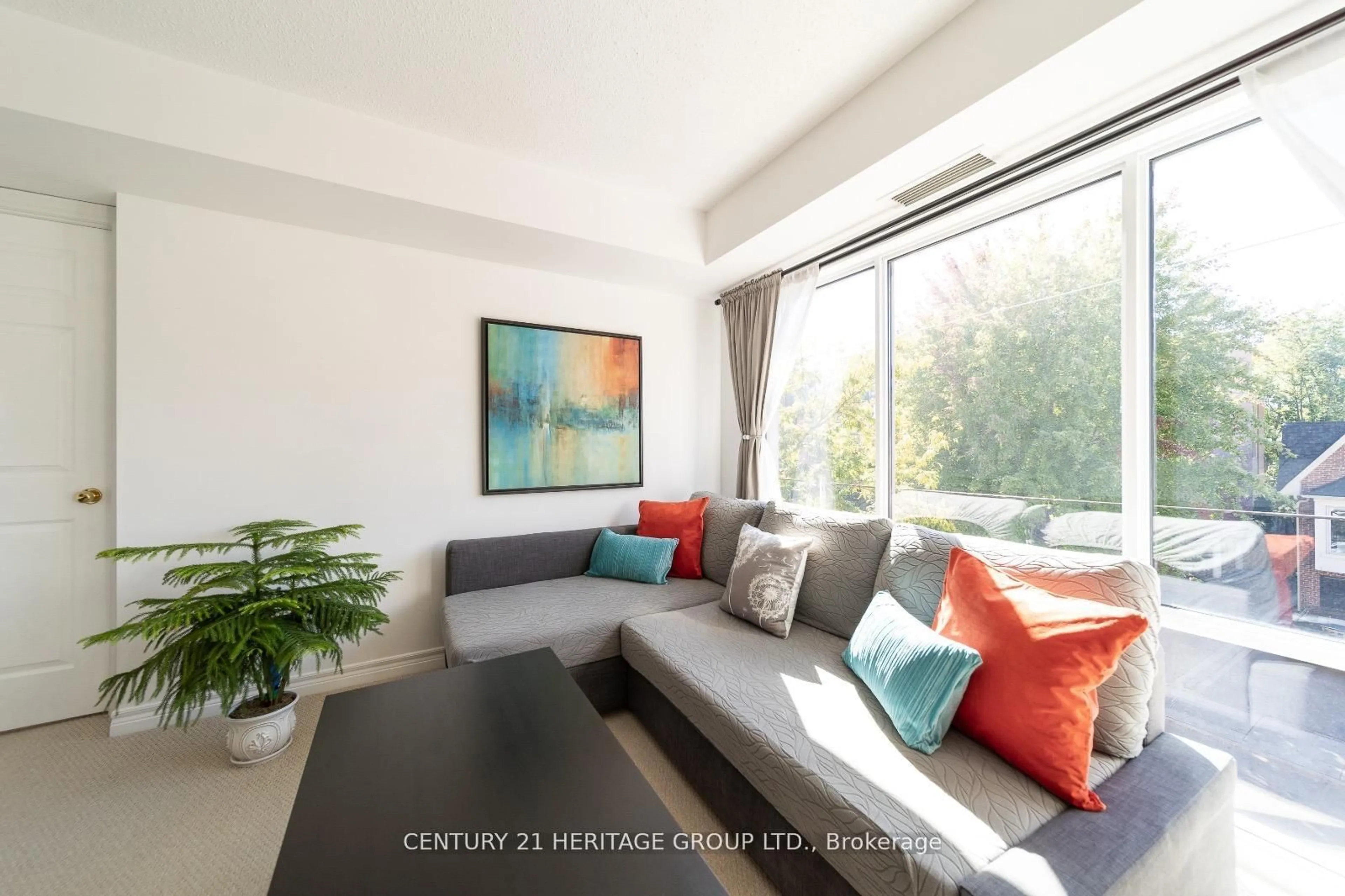 Living room with furniture, unknown for 211 Randolph Rd #303, Toronto Ontario M4G 4H1