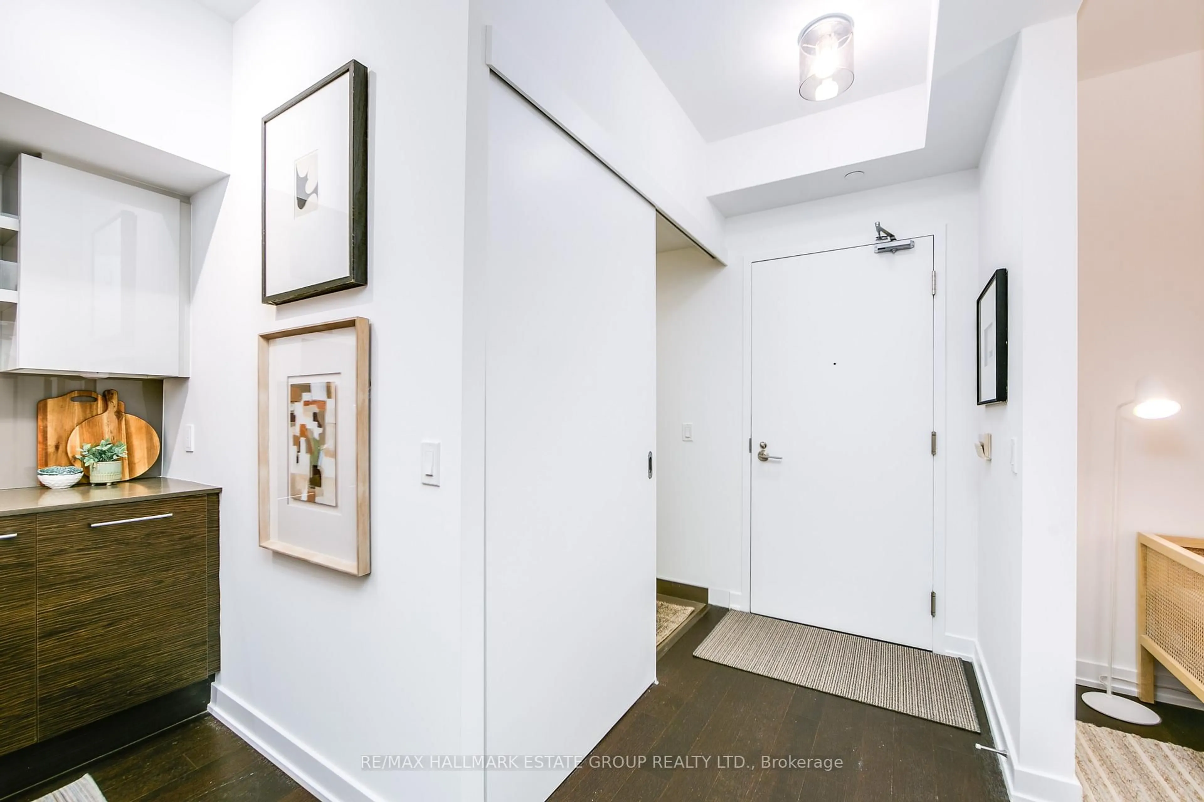 Indoor entryway for 1030 King St #845, Toronto Ontario M6K 0B4