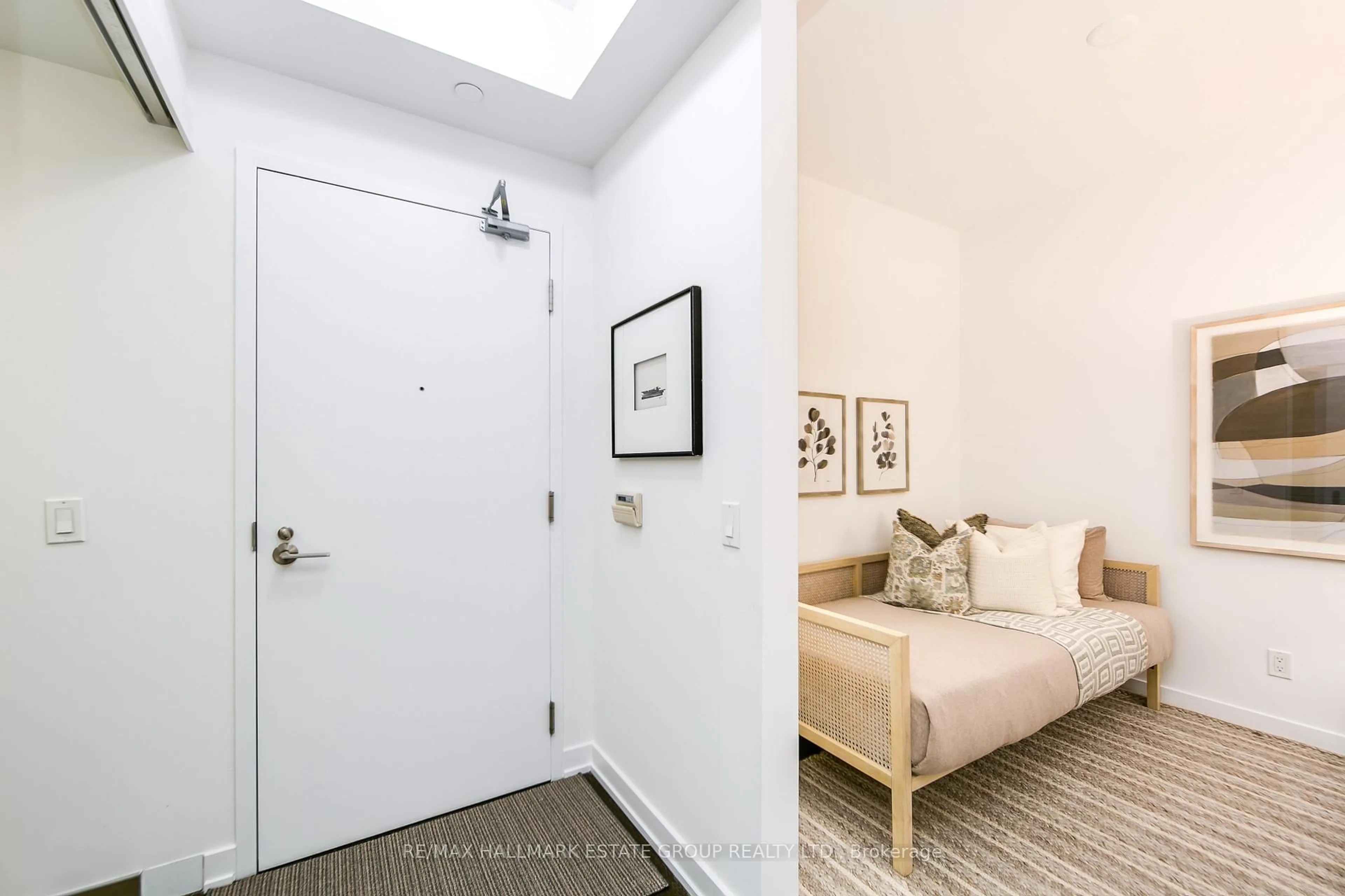 Indoor entryway for 1030 King St #845, Toronto Ontario M6K 0B4